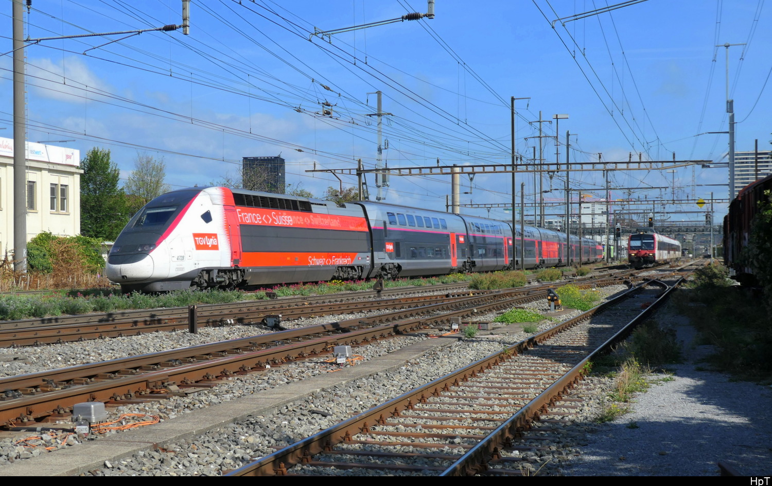 SNCF - TGV  4728 bei der durchfahrt in Pratteln am 02.10.2026  ... Standort des Fotografen ausserhalb der Geleise 