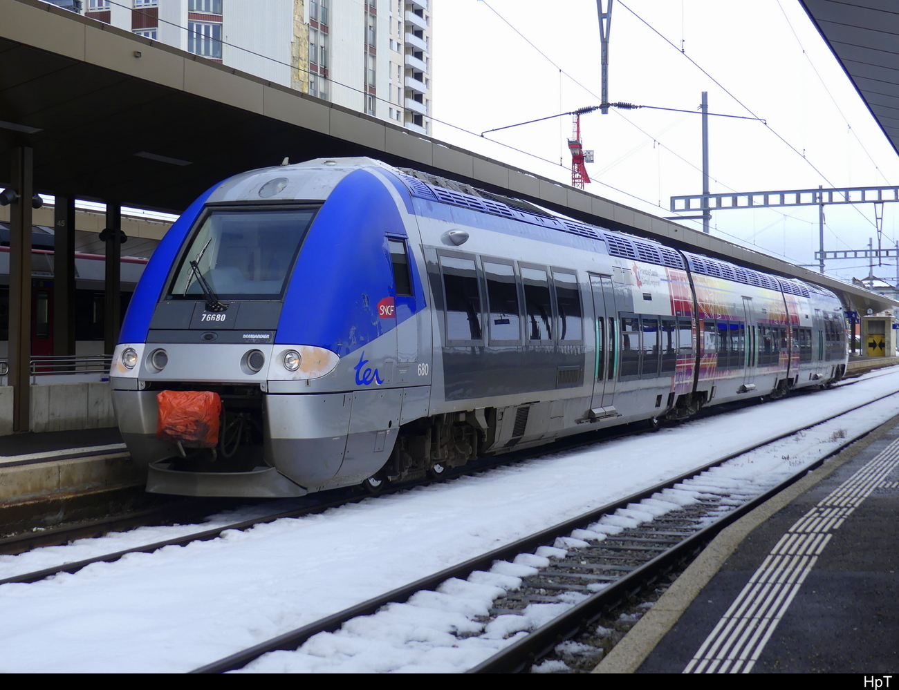 SNCF - Triebzug 95 87 00 76 680-0 im Bhf. La Chaux de Fonds am 09.12.2023