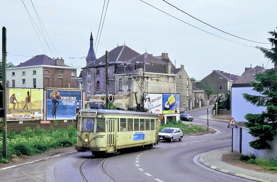 SNCV Tw 9137 in der Rue Winston Churchill in Courcelles Motte auf der damaligen Linie Trazegnies - Courcelles - Motte - Gosselies - Jumet - Charleroi, 30.05.1987, knapp ein Jahr vor der Einstellung im April 1988.