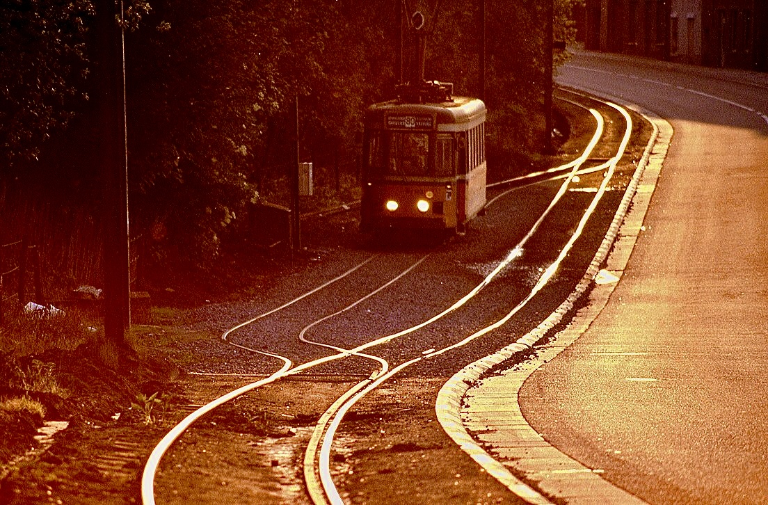 SNCV Tw 9183 wartet am 16.06.1987 in der damaligen Endstelle Trazegnies auf die Rckfahrt nach Charleroi via Courcelles und Gosselies. Diese Strecke wurde in den 1980er Jahren saniert, die damals nicht betriebene Weiterfhrung nach La Louvire sollte auch wieder erffnet werden. Es kam anders. Bereits im April 1988 wurde der (sanierte!) Abschnitt Gosselies - Trazegnies eingestellt. Die weiter sdlich verlaufende Linie Charleroi - Anderlues - Binche - La Louvire (ebenfalls saniert - jedoch im wahrsten Sinne des Wortes auf Sand gebaut) wurde einige JAhre spter ebenfalls eingestellt. Die wirklich interessanten Strecken verbanden diese beiden Linien und bildeten ein umfangreiches Netz westlich von Charleroi. Hier verkehrte die Strassenbahn zwischen Hhnerstllen und uralten Zechentrmen entlang von Strchen und Feldwegen, leider bos Oktober 1986 eingestellt. 
