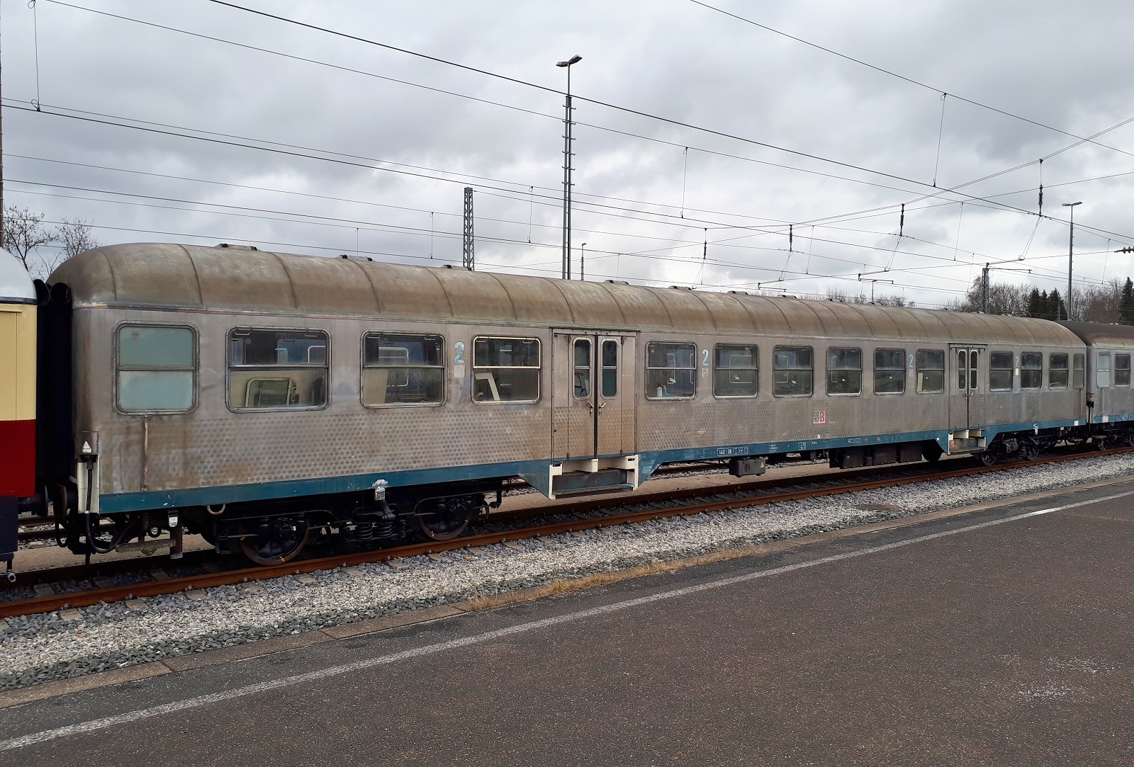 So richtig silbern ist der Silberling auch nicht mehr, der am 26.02.2023 im Bahnhof Crailsheim abgestellt ist