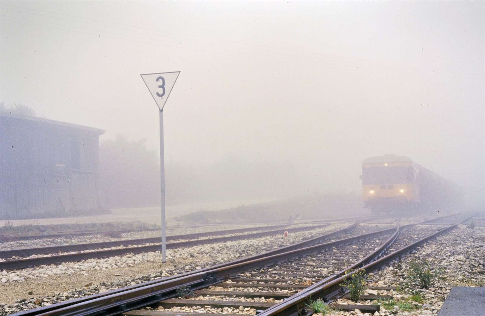 So viel Nebel war am Bahnhof Gerstetten wohl noch nie...
Wagen T 05 rangierte am 02.11.1984 dort nur sehr langsam, und auch die Fahrt nach Amstetten dauerte länger.