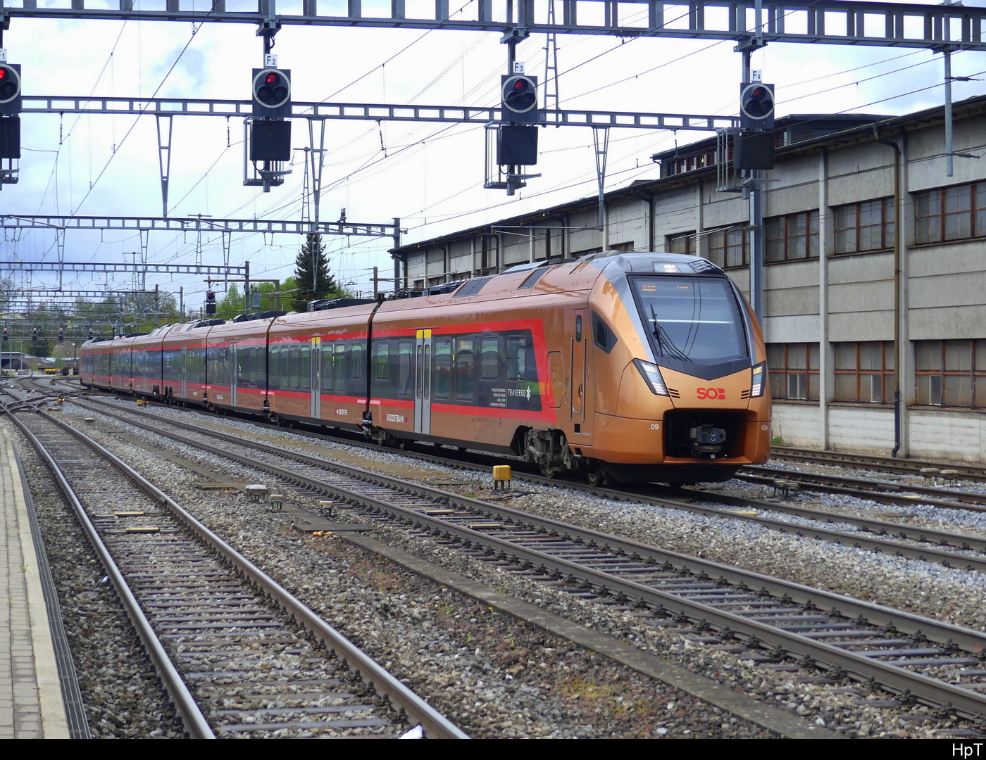 SOB - Triebzüge RABe 506 109 + 526 209 bei der einfahrt im Bhf. Burgdorf am 21.04.2024