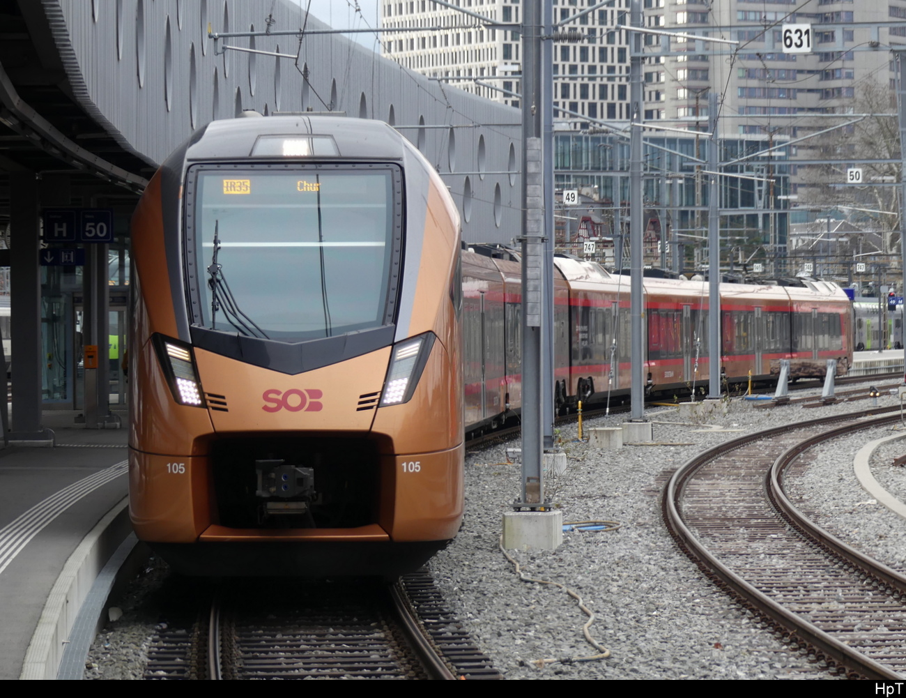 SOB - Triebzug RABe 526 105 + 526 205 im Bhf. Bern am 04.02.2023