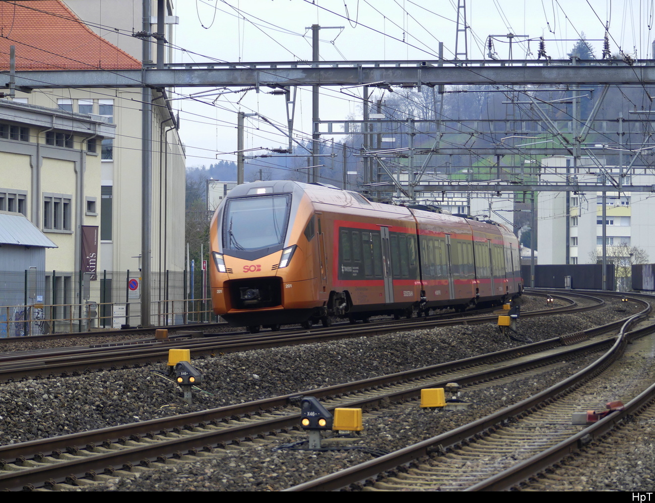 SOB - Triebzug RABe 526 201 + 526 101 unterwegs im Bhf. Lenzburg am 05.02.2023