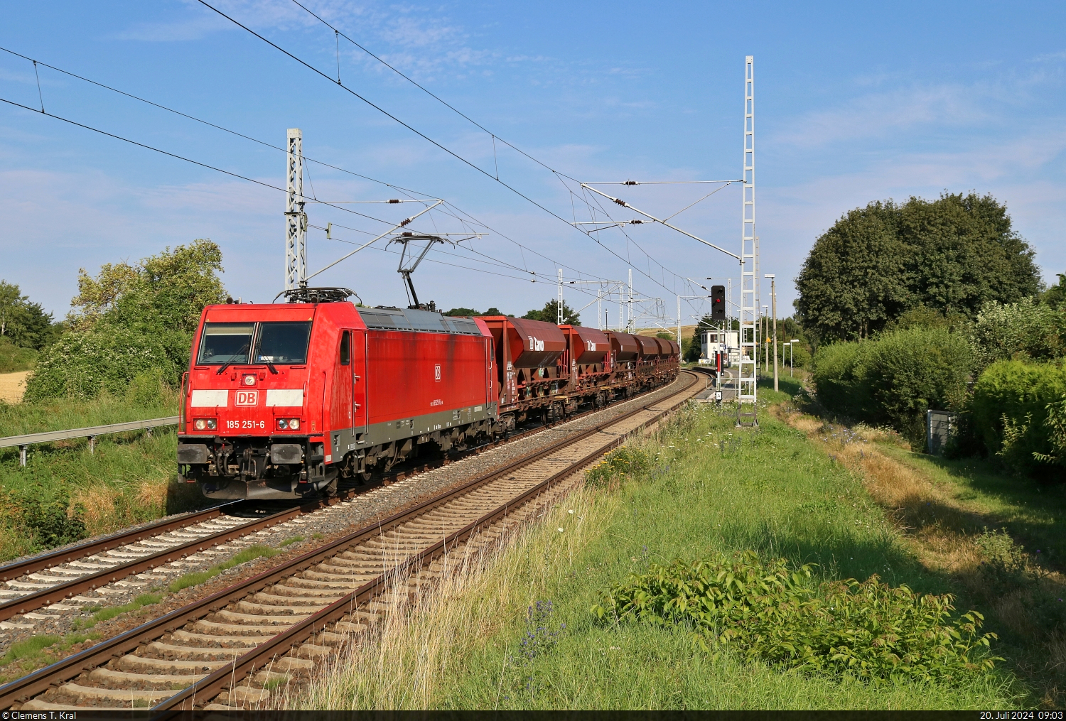Soeben die Blockstelle Zscherben passiert, bringt 185 251-6 Schüttgutwagen Richtung Halle (Saale).

🧰 DB Cargo
🕓 20.7.2024 | 9:03 Uhr
