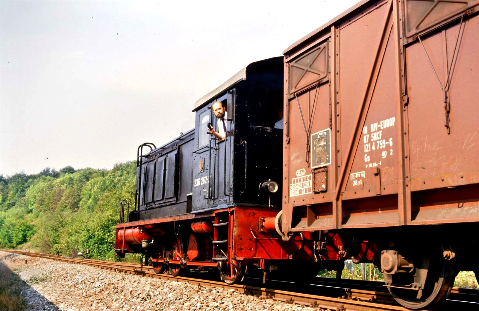 Sonderfahrt auf der DB-Nebenbahn Kirchheim-Weilheim mit Lok 236 262-2.
Datum: 22.09.1985