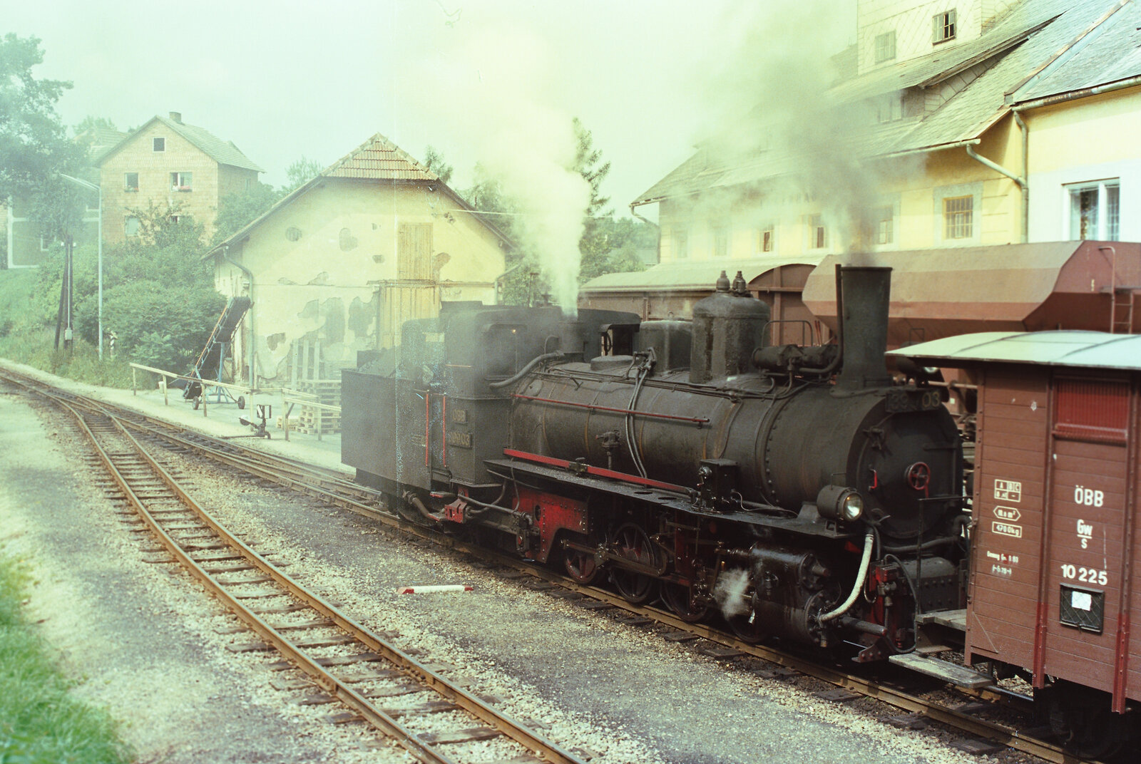 Sonderfahrt auf dem Südast der Waldviertelbahnen mit ÖBB-Dampflok 399.03, Bahnhof Groß-Gerungs. Der geschobene Frachtwagen hatte die Nummer 10 225.
Datum: 20.08.1984