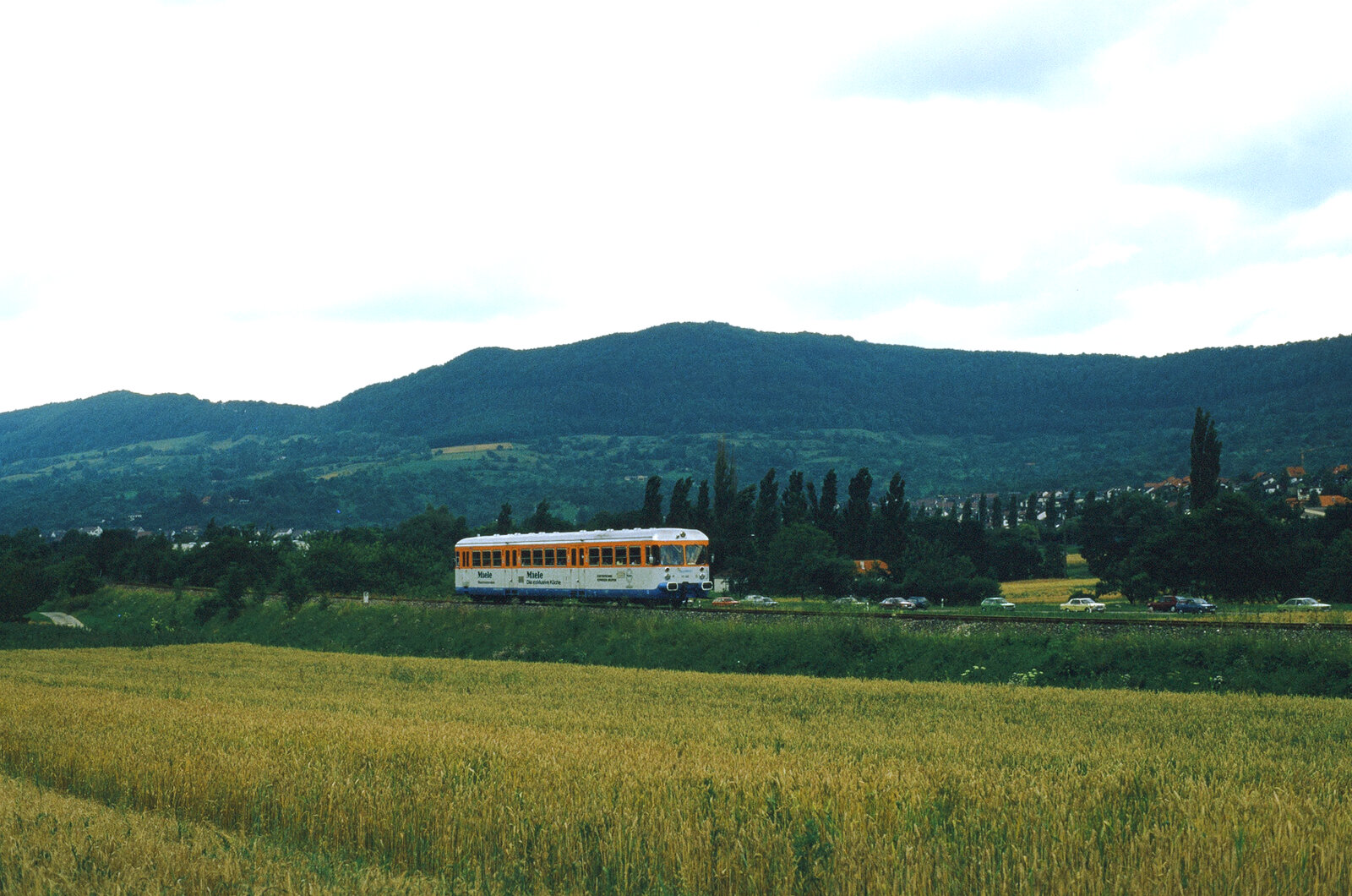 Sonderfahrt auf der Ermstalbahn nach Bad Urach noch zu DB-Zeiten mit TW 405 der Württembergischen Eisenbahngesellschaft (WEG). TW 405 war ein Esslinger der zweiten Serie und gleichzeitig der Vorzeigeschienenbus der WEG. Fahrplanmäßige Züge gab es zu dieser Zeit auf der DB-Nebenbahn nicht, so dass diese Sonderfahrt am 21.08.1988 eine schöne Ausnahme hiervon war.  