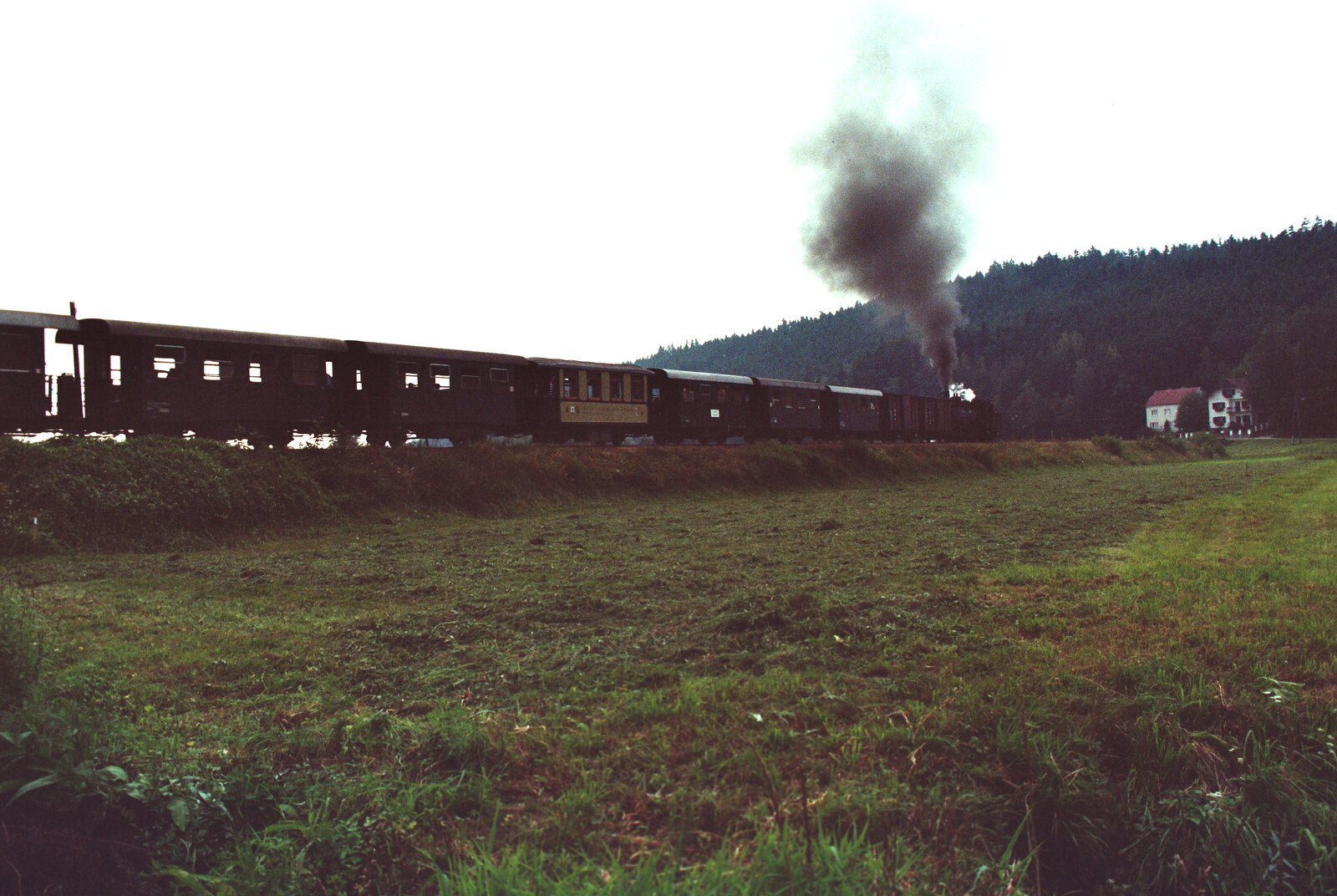 Sonderfahrt auf der Waldviertelbahn (Südast?) zu ÖBB-Zeiten mit Dampflok 399.03, Ort leider unbekannt.
Datum: 20.08.1984