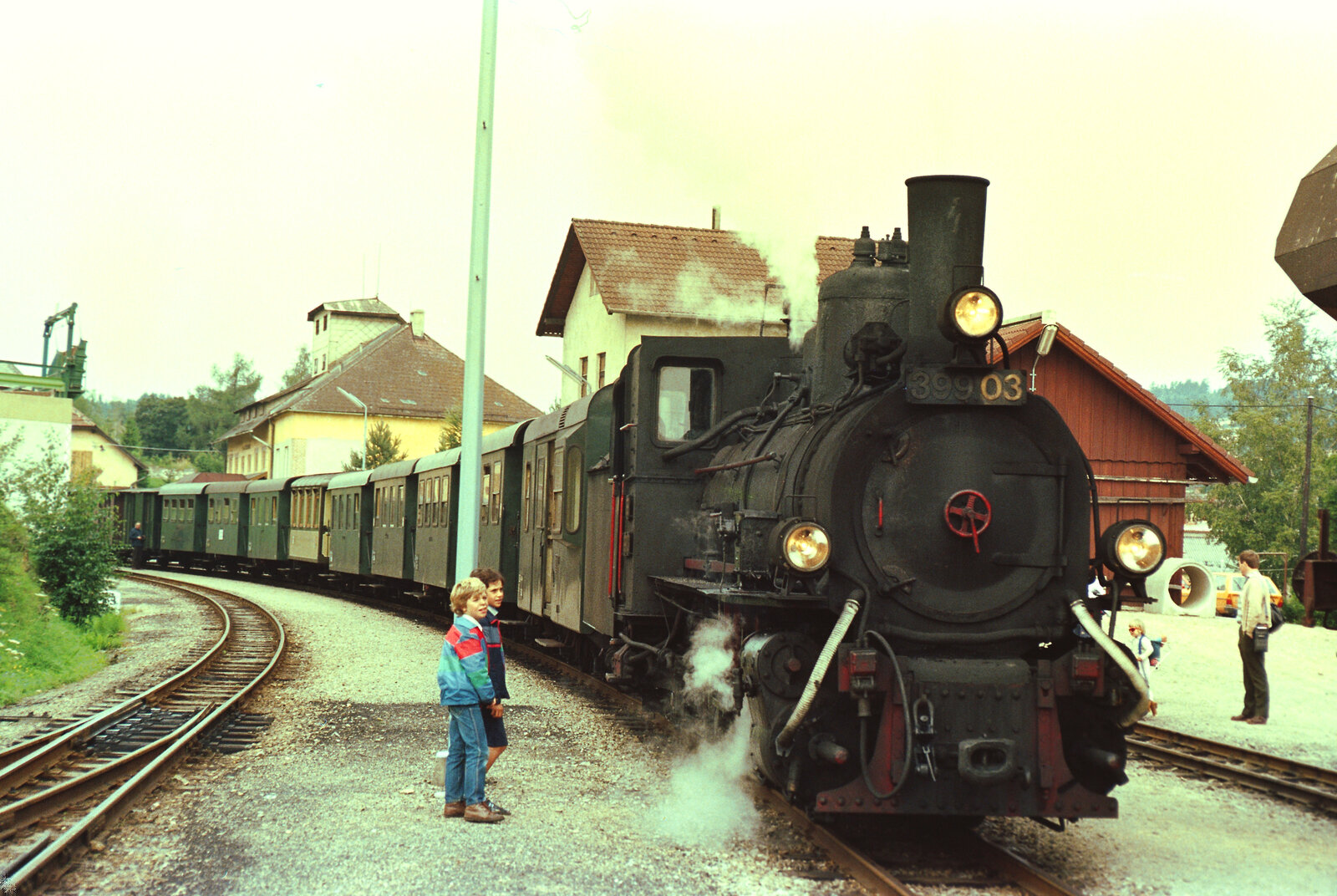 Sonderfahrt. Dampfzug der Waldviertelbahnen (Südast) mit ÖBB-Dampflok 399.03, Bahnhof Groß-Gerungs.
Datum: 20.08.1984