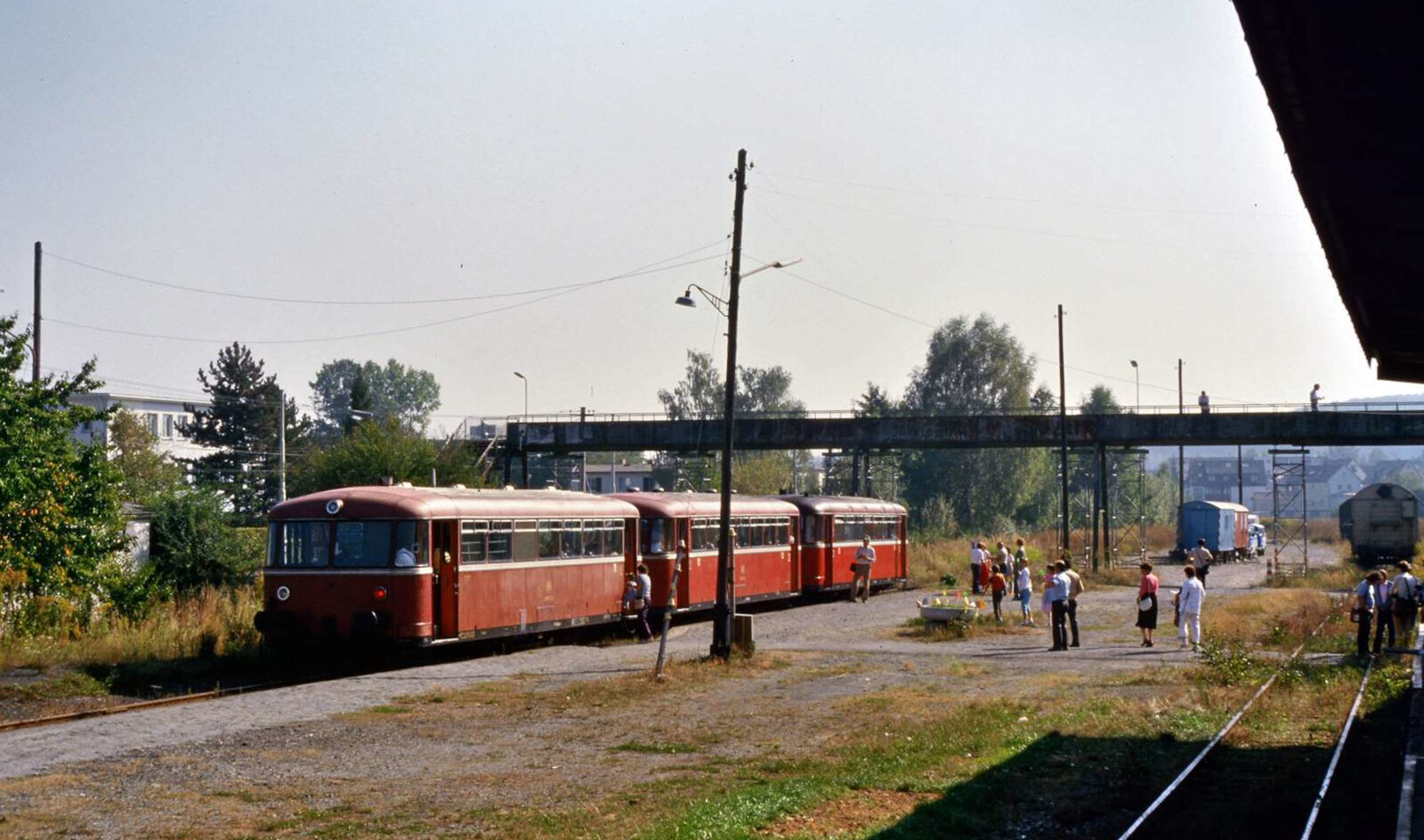 Sonderfahrt eines Uerdinger Schienenbuszugs auf der früheren DB-Bahnstrecke Stuttgart-Rohr-Filderstadt. Der Zug befindet sich am 29.09.1985 im Bahnhof Leinfelden. Genau hier verläuft nun eine S-Bahn und es ist nur schwer vorstellbar, dass es am Ort auch ein  Vorher  gegeben hatte.