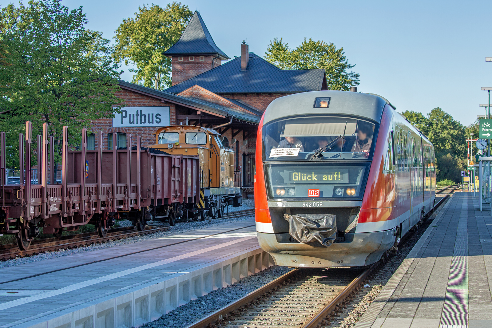 Sonderfahrt der Erzgebirgsbahn mit Triebwagen 642 058 von Chemnitz ausfahrend in Putbus nach Lauterbach Mole. - 21.09.2022

