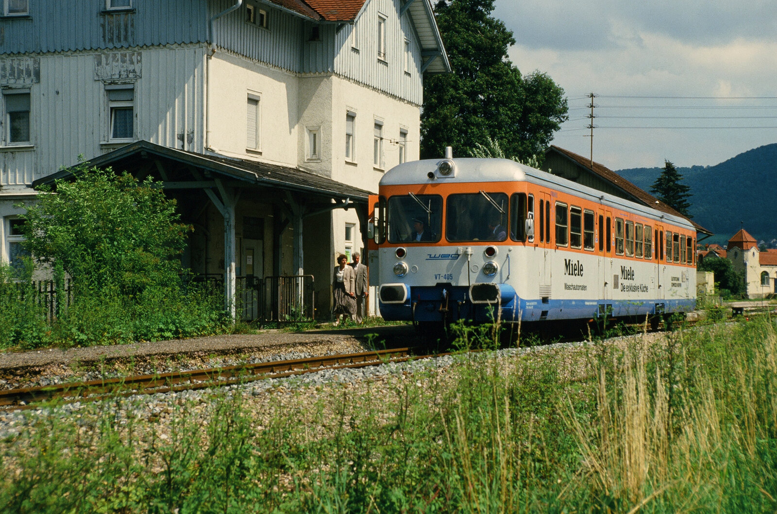 Sonderfahrt mit einem Esslinger VT der zweiten Serie, VT 405 der Württembergischen Eisenbahngesellschaft (WEG), auf der Ermstalbahn noch zu DB-Zeiten. Der Bahnhof war schon vor langer Zeit aufgelassen worden (21.08.1988) 