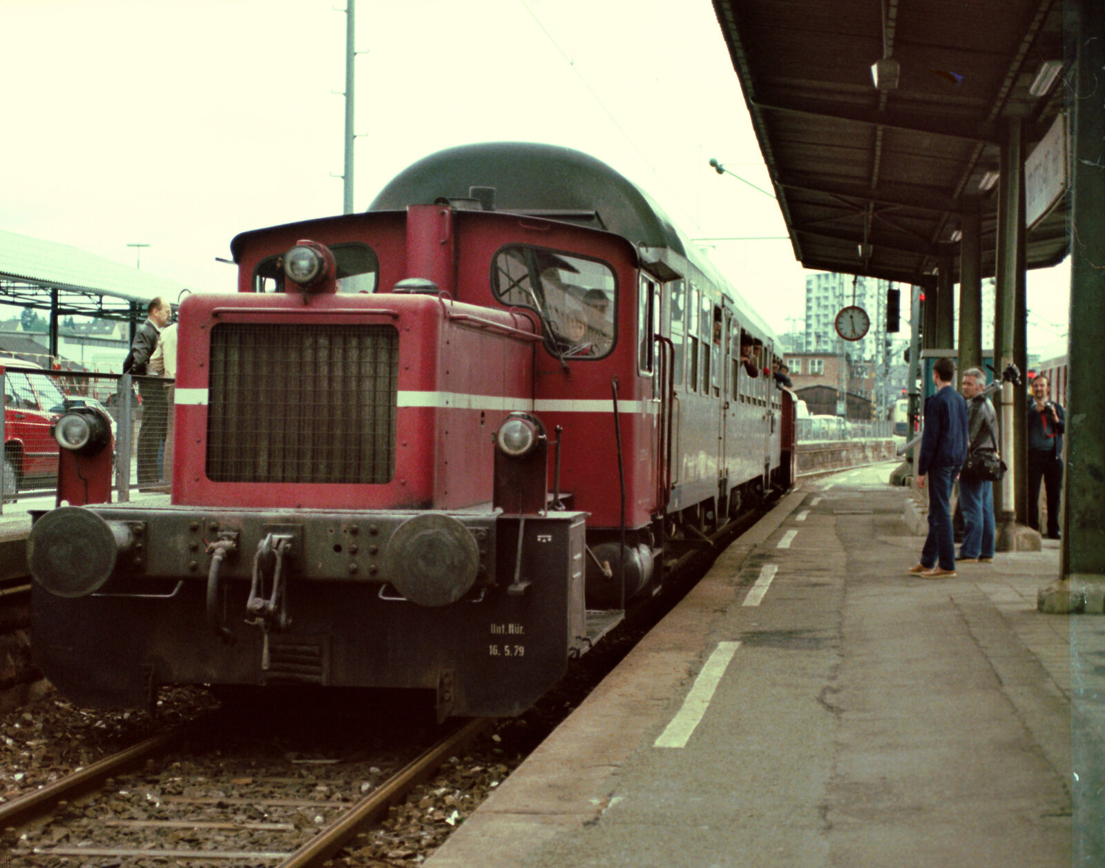 Sonderveranstaltung des BDEF im Hauptbahnhof Stuttgart: Eine KÖF III auf Gleis 1  (Stuttgart, 31.05.1984) 