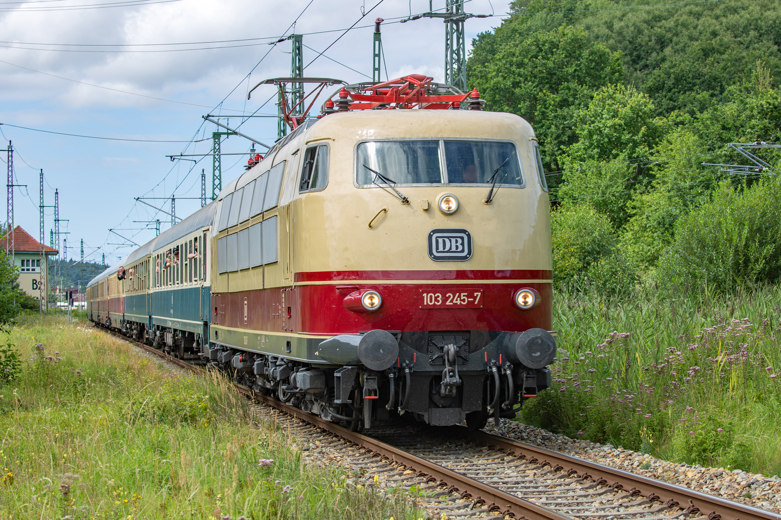 Sonderzug mit der DB Lok 103 245 im Bahnhof Lietzow zwischen Befehlsstellwerk und der Umlaufsperre des Rad u.Wanderweges. - 05.08.2023 

