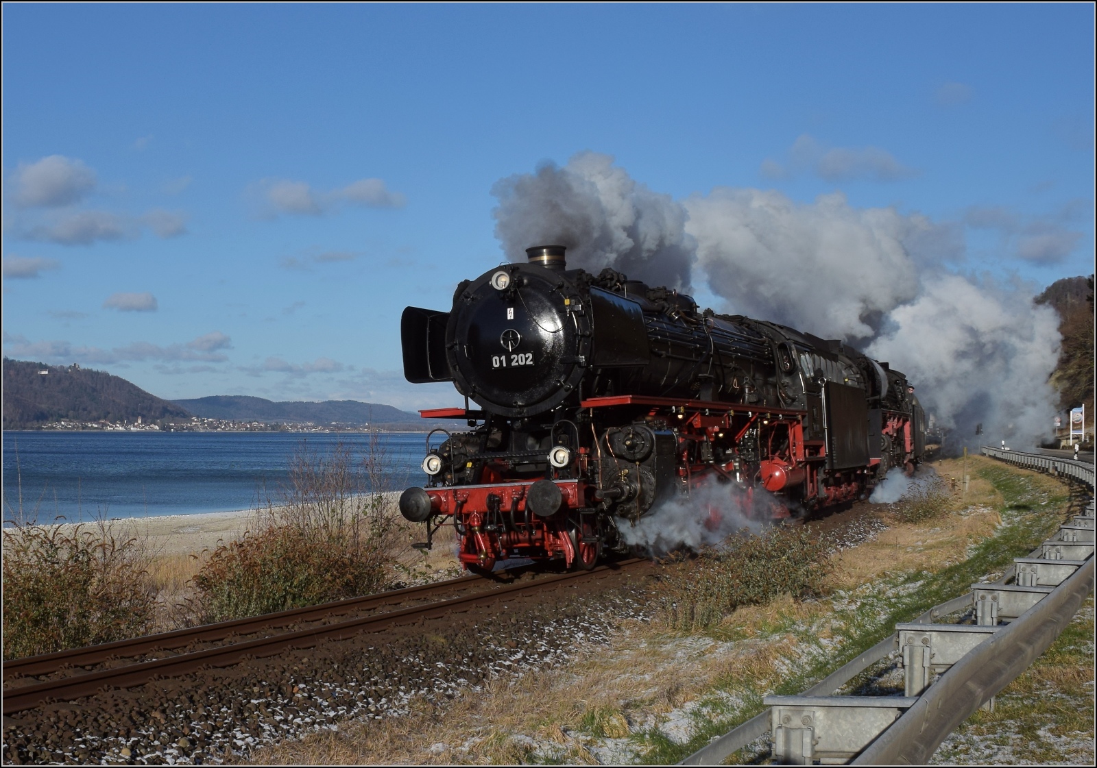 Spektakuläre Vorbeifahrt von 01 202 und 01 519 bei Sipplingen. Ein kalter Sturm mit Sonnenschein bot beste Bedingungen. Februar 2023.