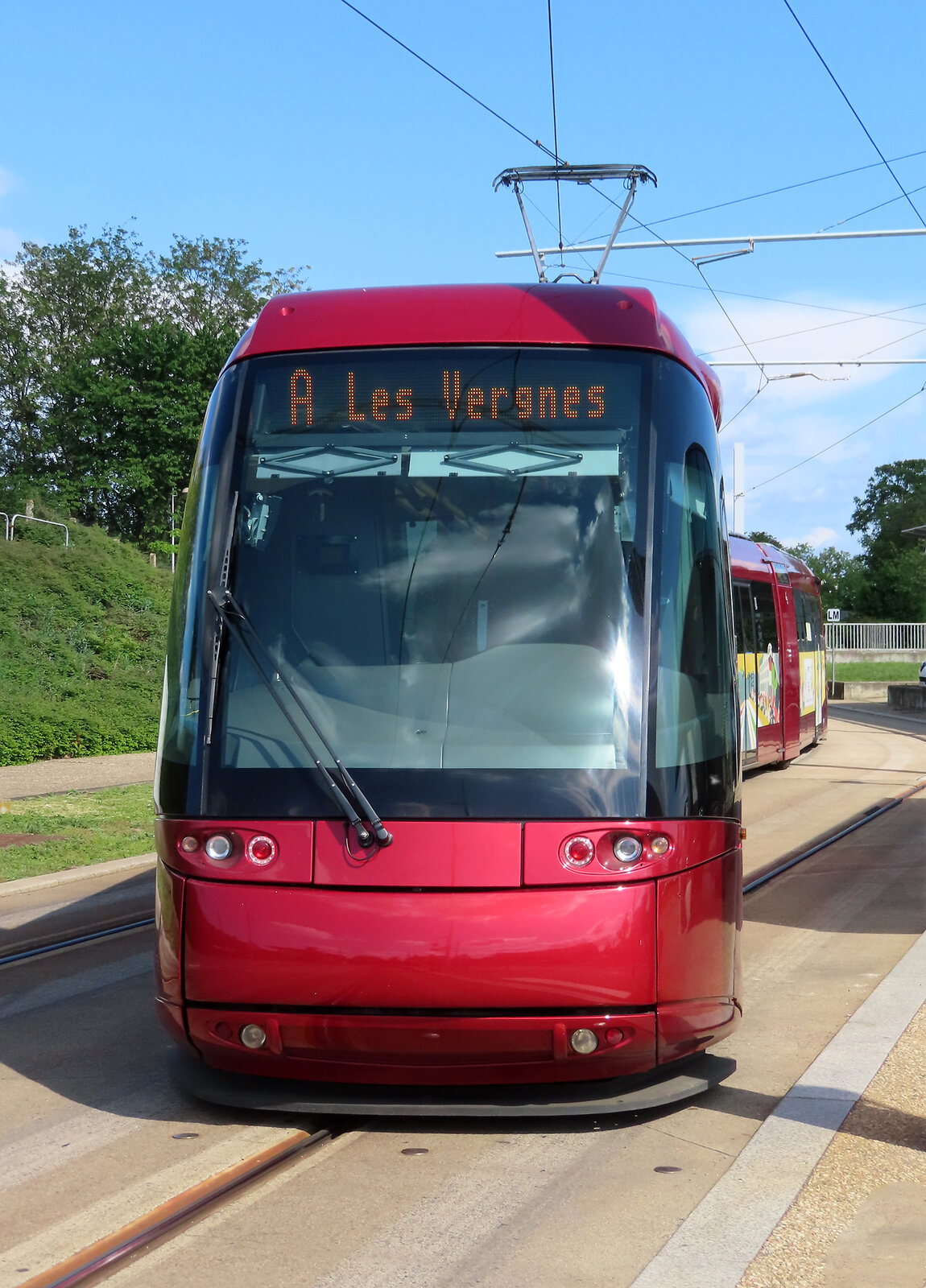 Spezielle Strassenbahn in Clermont-Ferrand: Tramway sur pneumatiques (Strassenbahn auf Gummirädern), System Translohr. Die Fahrzeuge werden mittels einer Leitschiene in der Mitte geführt. Hier an der Haltestelle La Pardieu Gare wechselt das ankommende Fahrzeug für den Fahrrichtungswechsel auf das andere Gleis. Clermont-Ferrand, 22.5.2023