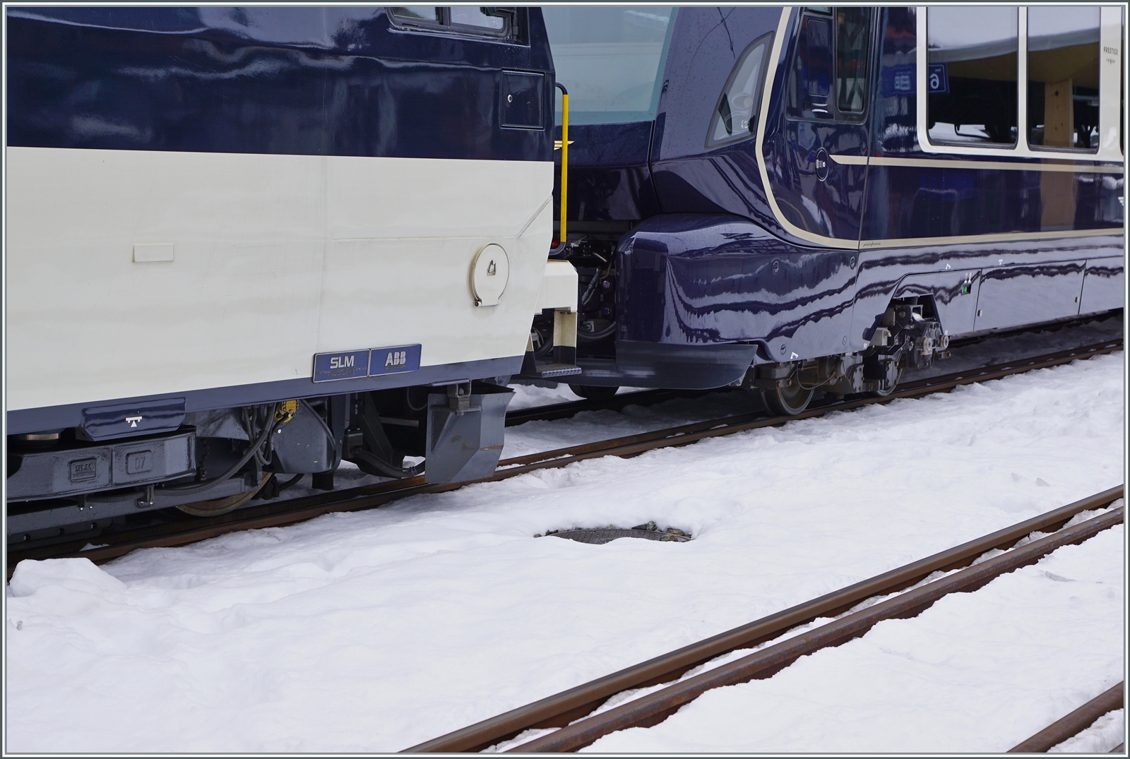 Spurwechsel - ein faszinierendes Detail am Rande: Die Ge 4/4 steht auf den Schmalspurgleisen, die Wagen aber (noch) auf den Normalspurgleisen.
Bei diesem Bild geht es einzig und allein um die Possition der Räder auf den Gleisen, die Fahrzeuge unangeschnitten zu zeigen, würde dieses Detail nicht zur Geltung kommen lassen. 

15. Dezember 2022