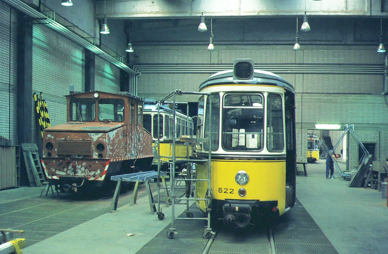 SSB Stuttgart__Arbeitsfahrzeuge der SSB in den 70er und 80er Jahren. A-Lok 202X ? [ME/BBC 1946] und GT4 Nr.622 und Zb-Tw 105 in der Hw in S-Möhringen_05-04-1974