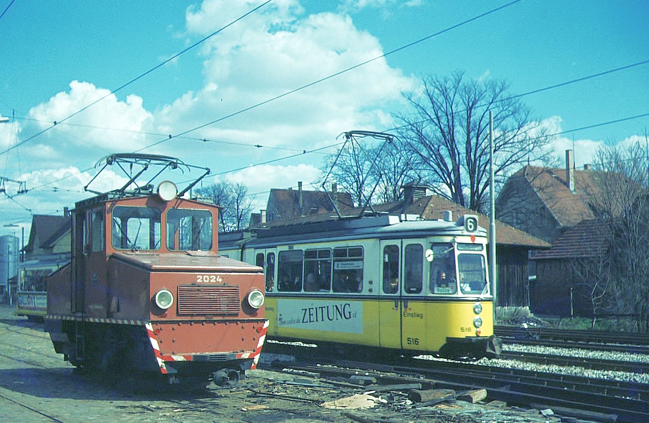SSB Stuttgart__Arbeitsfahrzeuge der SSB in den 70er und 80er Jahren. Für die A-Lok 2024 [ME/BBC 1946] ist hier die Fahrt zu Ende, sie wird 1973 verschrottet. Länger im Einsatz war GT4 Nr.516 [ME 1959], bis 1991 und danach in Halle/S und Iasi.__07-04-1973