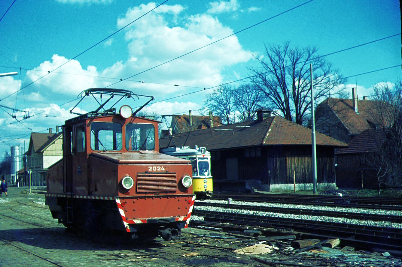 SSB Stuttgart__Arbeitsfahrzeuge der SSB in den 70er und 80er Jahren. Endstation für A-Lok 2024 [ME/BBC 1946]. Blick auf die andere Seite der Bahnhofsgleise im Bf.S-Möhringen. Hölzerne Güterschuppen und alte Bäume gibt es dort längst nicht mehr.__07-04-1973