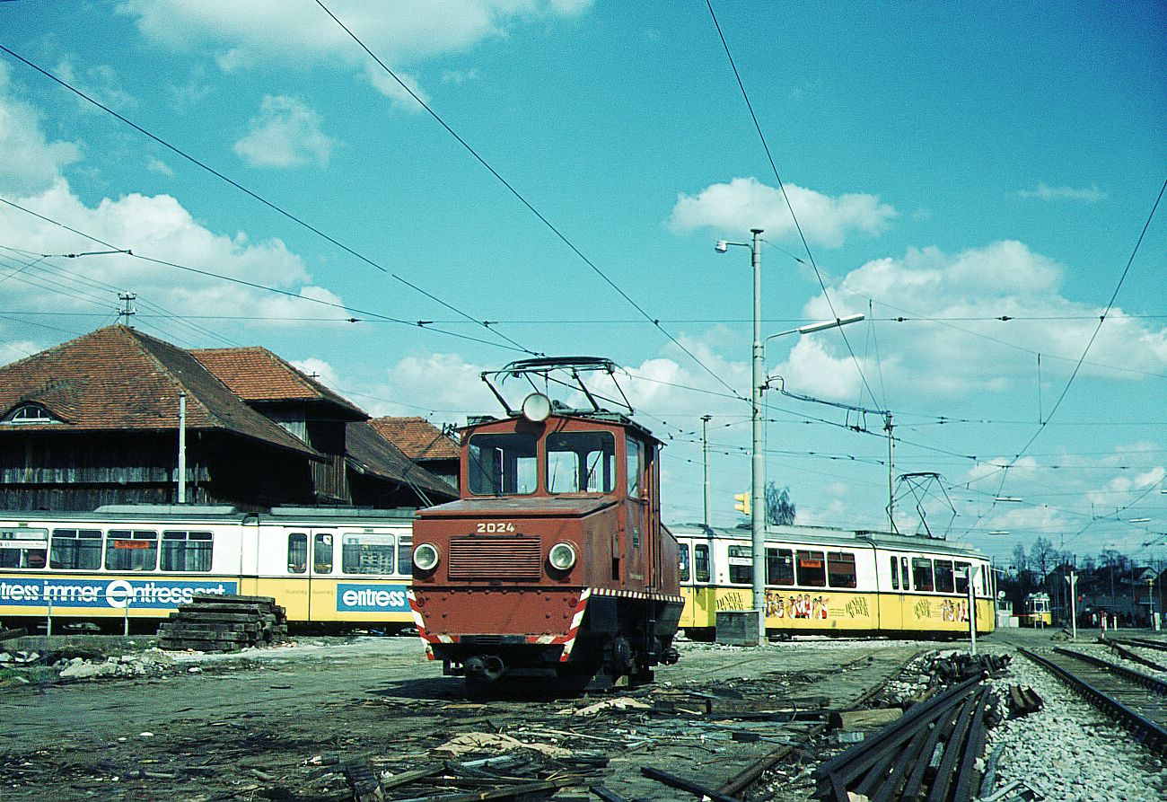 SSB Stuttgart__Arbeitsfahrzeuge der SSB in den 70er und 80er Jahren. Endstation für A-Lok 2024 [ME/BBC 1946]. Abgestellt auf einem der  Schrottgleise  im Bf. S-Möhringen.__07-04-1973