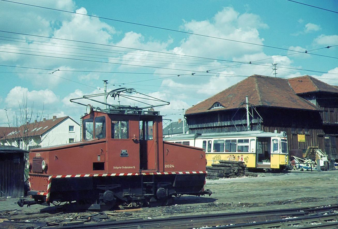 SSB Stuttgart__Arbeitsfahrzeuge der SSB in den 70er und 80er Jahren. Endstation für A-Lok 2024 [ME/BBC 1946]. Abgestellt auf einem der  Schrottgleise  im Bf. S-Möhringen. Neben einem geradezu ländlichen Idyll an der Wendeschleife, wenn man die aktuelle massive Wohnbebauung an dieser Stelle vor Augen hat.__07-04-1973