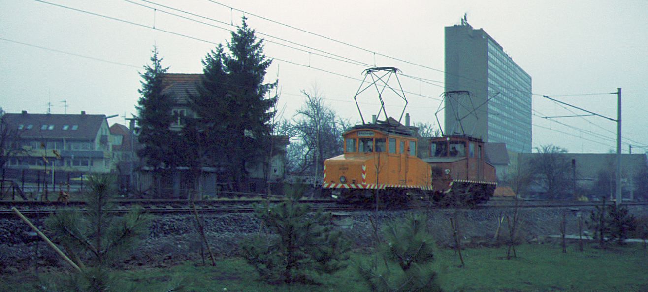 SSB Stuttgart__Arbeitsfahrzeuge der SSB in den 70er und 80er Jahren.__Schleiflok 2005 mit A-Lok 2025_in S-Möhringen beim Hotel SI auf der Plininger Strecke.__07-03-1974