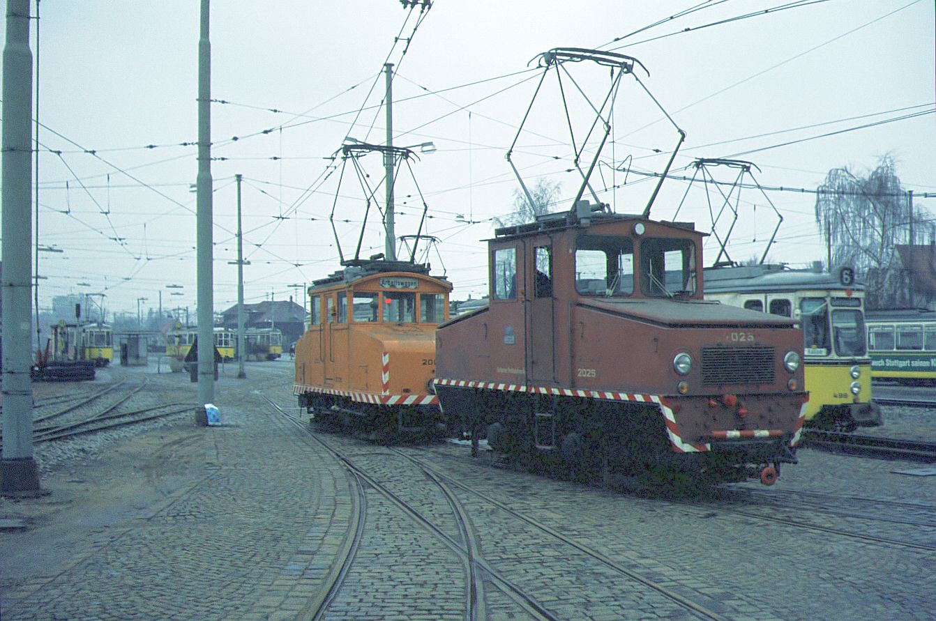 SSB Stuttgart__Arbeitsfahrzeuge der SSB in den 70er und 80er Jahren.__Schleiflok 2005 mit A-Lok 2025_im Bf. S-Möhringen.__07-03-1974