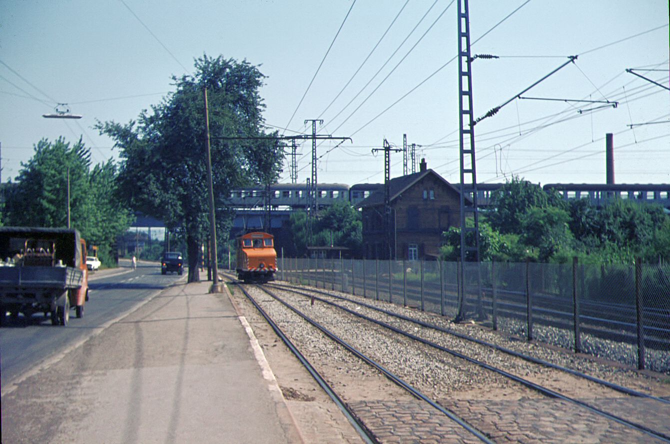 SSB Stuttgart__Arbeitsfahrzeuge der SSB in den 70er und 80er Jahren.__Schleiflok 2004 oder 2005 auf der Strecke der Linie 13 entlang der Umgehungsbahn Untertürkeim-Kornwestheim. Inderzweiten Ebene ein NV-Zug mit Silberlingen auf der Waiblinger Strecke.__1970