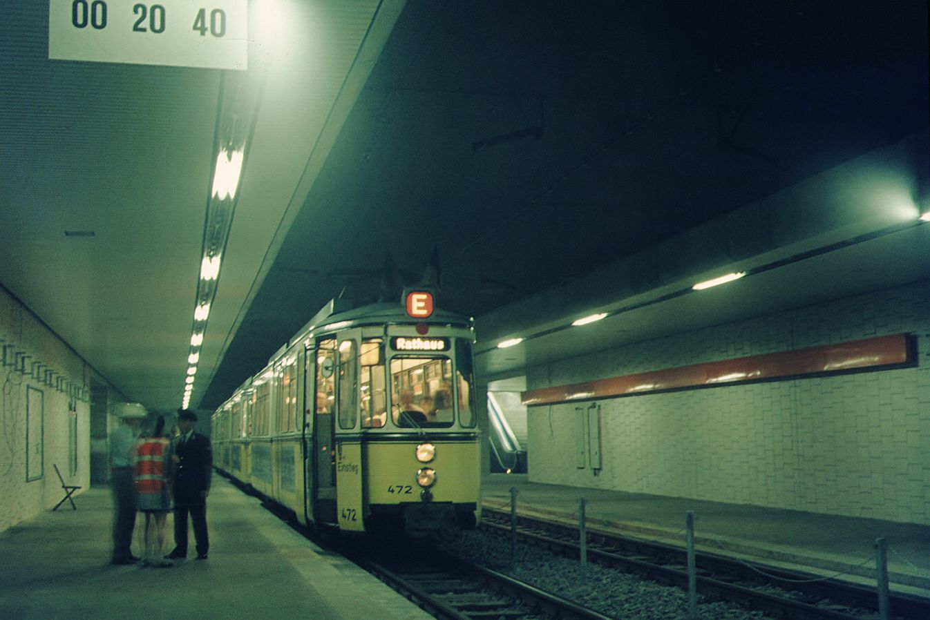 SSB Stuttgart__Einer der beiden GT4-3-Wagenzüge mit Tw 472 an der Spitze in der Haltestelle 'Marienplatz'. Der Zug wird die Station durch die enge Kurve (50m-Radius) verlassen, in der in Gegenrichtung im August 1975 der Solo-Tw 724 auf Linie 1 entgleiste und umstürzte. 6 Fahrgäste wurden getötet. Offenbar hatte sich bei der HU ein Kontakt am Schaltschütz gelöst, so daß die letzte Bremsstufe ins Leere griff. Dazu kam überhöhte Geschwindigkeit.Warum die Magnetschienenbremse nicht zum Einsatz kam ist unklar. Besonders tragisch: die Indusi war bereits montiert, aber noch nicht scharf geschaltet. Tw und Gefahrenstelle waren bereits ausgerüstet, aber die techn. Abnahme stand noch aus. Im Oktober '75 waren dann netzweit alle automatischen Fahrsperren scharf.
 __10-07-1971