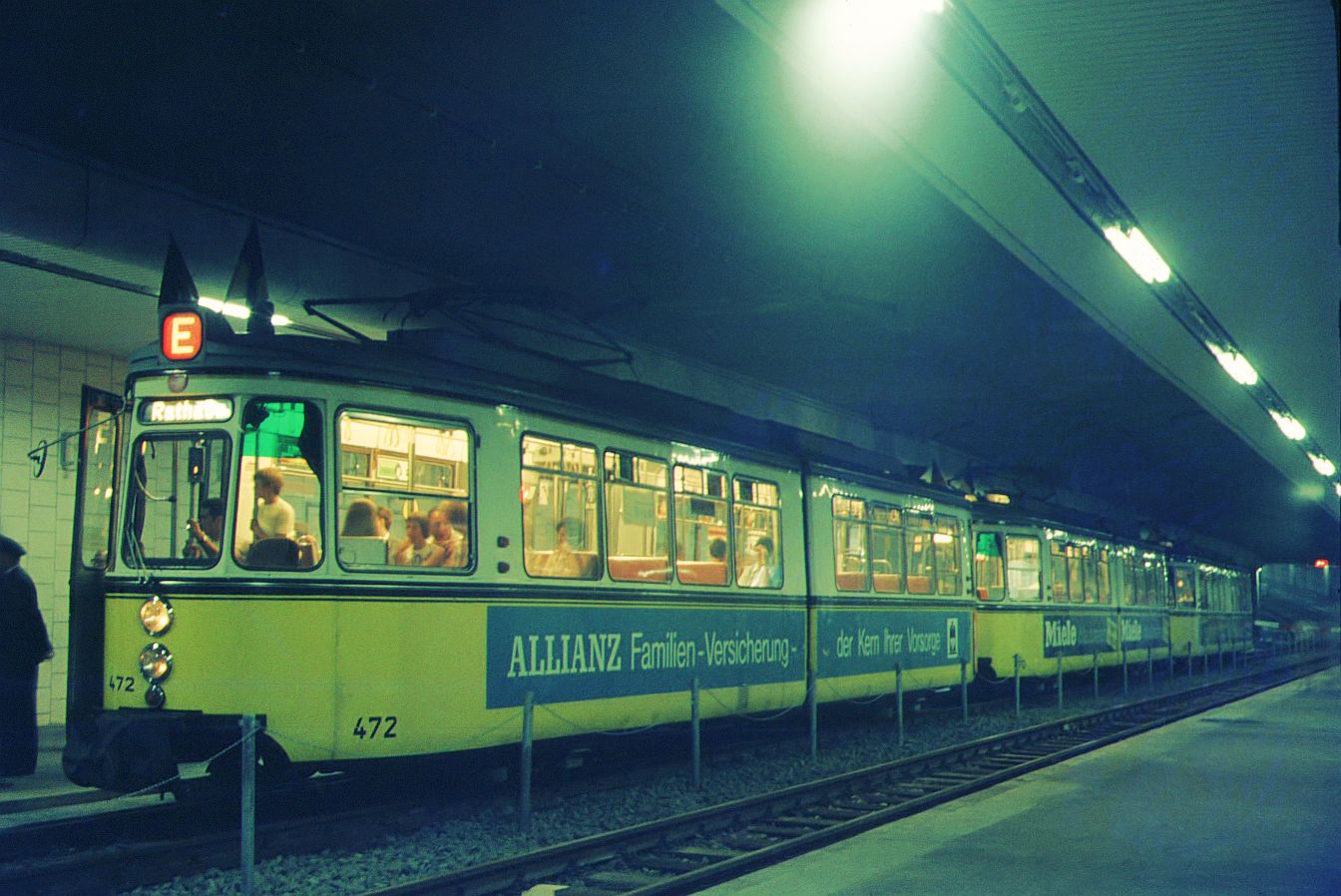 SSB Stuttgart__Einer der beiden GT4-3-Wagenzüge mit Tw 472 an der Spitze in der Haltestelle 'Marienplatz'.__10-07-1971