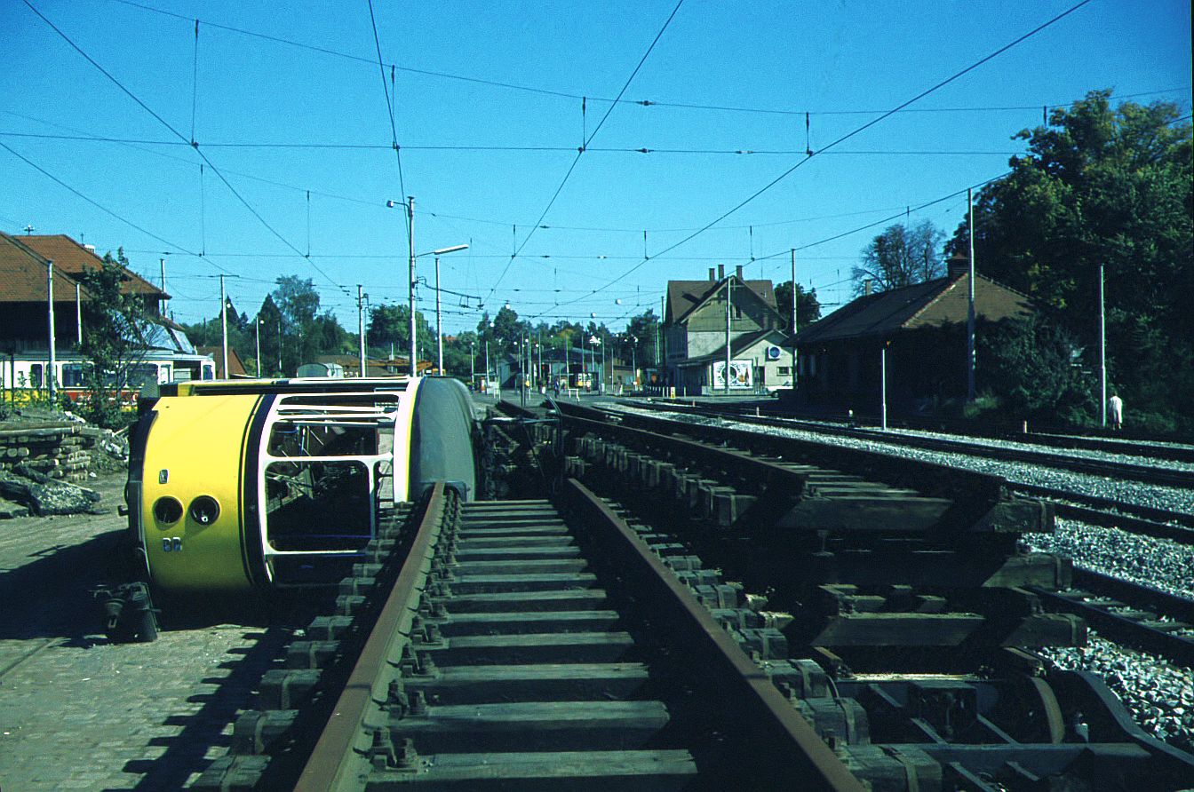 SSB Stuttgart__Endstation. Tw 814 [ME 1957] zur Verschrottung bereit im Bf S-M�hringen.__28-09-1977