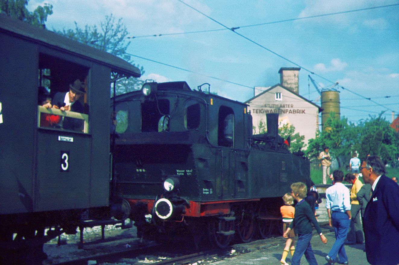 SSB Stuttgart_Filderbahn__Lok 11 [ME 1911 für HzL (Hohenzollerische Landesbahn), ab 1970 GES-Eigentum] ist auf dem Stumpfgleis an der Laderampe angekommen.__ 26-05-1973