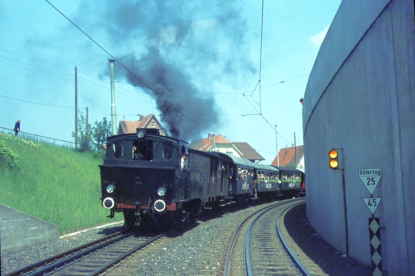 SSB Stuttgart_Filderbahn__Sonderzug der GES mit Lok 11 nach Neuhausen/Filder von S-Möhringen kommend unterfährt die Vaihinger Str. in S-Möhringen.__26-05-1973