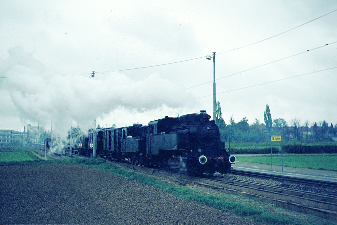 SSB Stuttgart_Filderbahn__Sonderzug der GES von Neuhausen/Filder nach S-Möhringen bei der Haltestelle 'SSB-Zentrum'.__03-05-1975