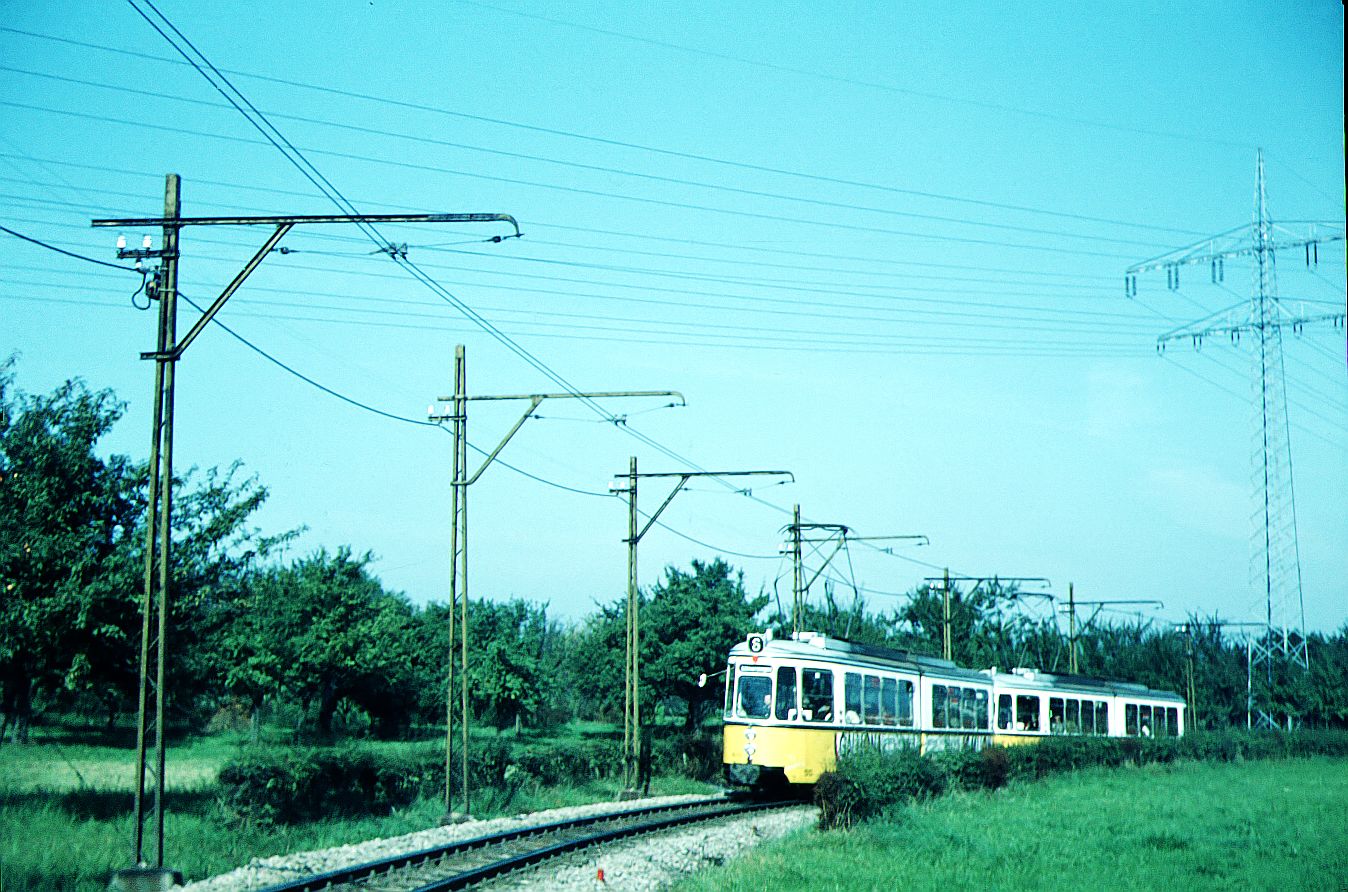 SSB Stuttgart_Filderbahn__Zwischen Leinfelden und Echterdingen: Zug der Linie 6 auf der Meterspurstrecke nach Echterdingen hat eben die vollspurige Filderbahnstrecke nach Echterdingen - Neuhausen unterquert.__1970