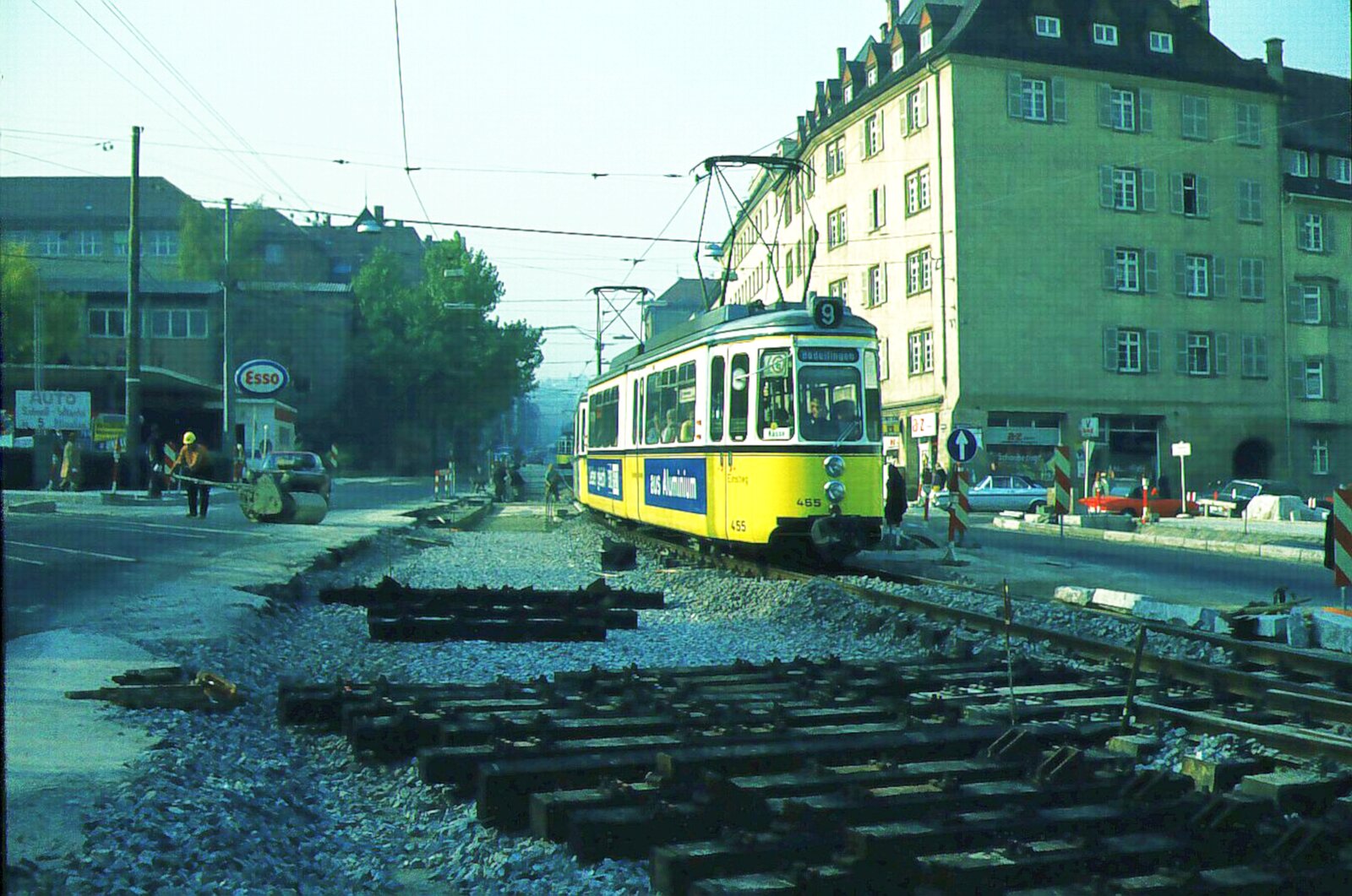 SSB Stuttgart__Gleis- und Tunnelbau__Ein Jahr später hat Linie 9 noch eine Baustelle dazu bekommen, denn auch an andern Stellen im Streckennetz tut sich was: hier an der Kreuzung Schloß- /Hasenbergstr. im Westen. Ab 20.11.1973 werden die Linien 14 und 21 zum Westbhf. bzw. Leipziger Platz hier links abbiegen auf die komplett neu gebaute Umleitungsstrecke durch die Hasenberg- und Gutenbergstr. zur Rotenwaldstr. weil die Rotebühlstr. zur S-Bahn-Tunnel-Baustelle wird. GT4 455 von Botnang fährt stadteinwärts.__02-11-1973
