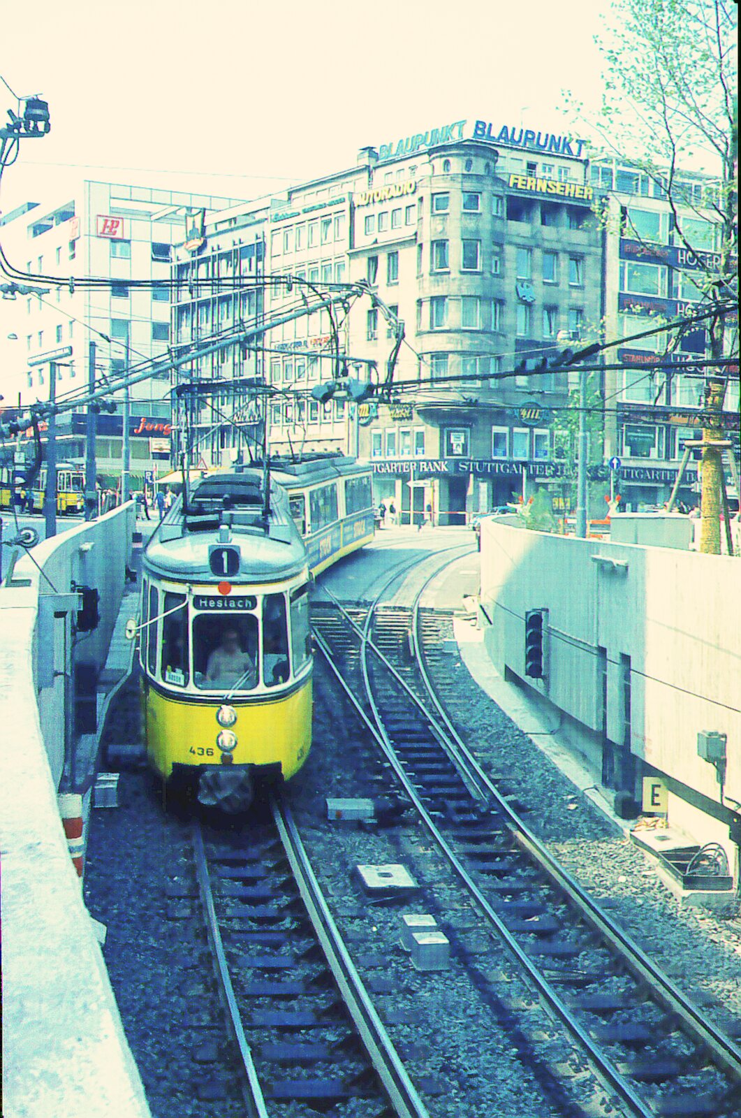 SSB Stuttgart__Gleis- und Tunnelbau__GT4 436 auf Linie 1 nach Heslach taucht vor dem Wilhelmsbau ab in den Tunnel zum Marienplatz.__06-05-1972
