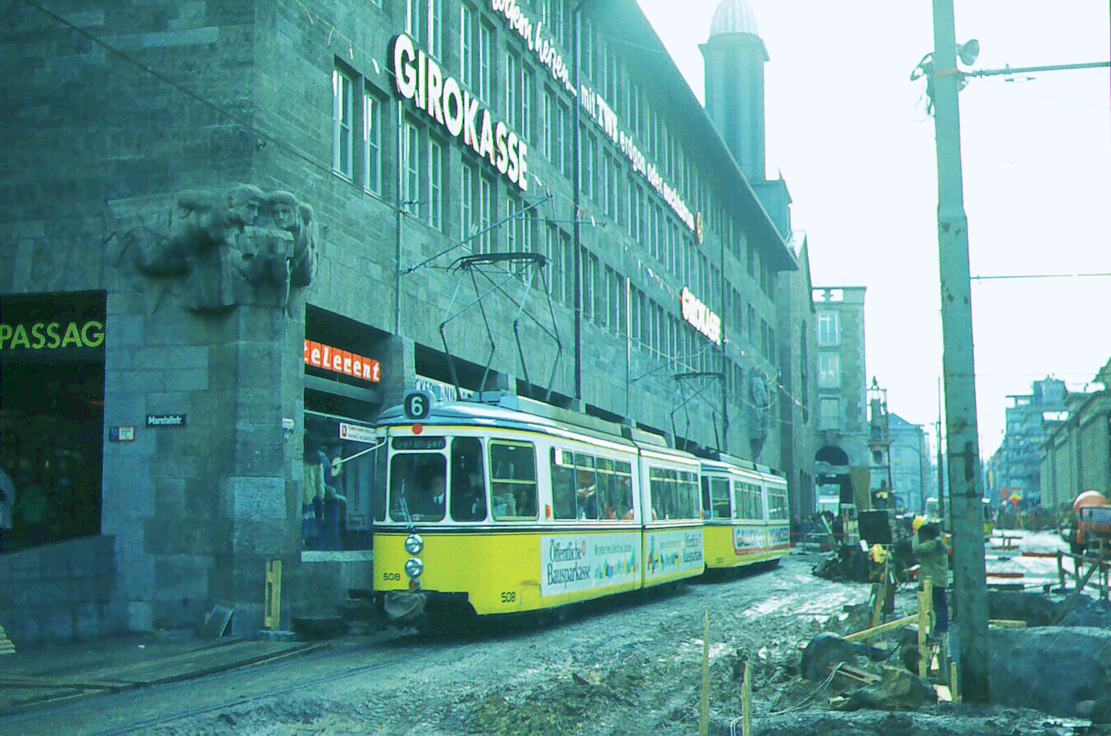 SSB Stuttgart__Gleis- und Tunnelbau__Linie 6 nach Echterdingen mit GT4 508 schmiegt sich bei der Fahrt Richtung Hbf eng an das 1939 erbaute Hauptgebäude der Städt. Sparkasse ('Girokasse')._11-1974