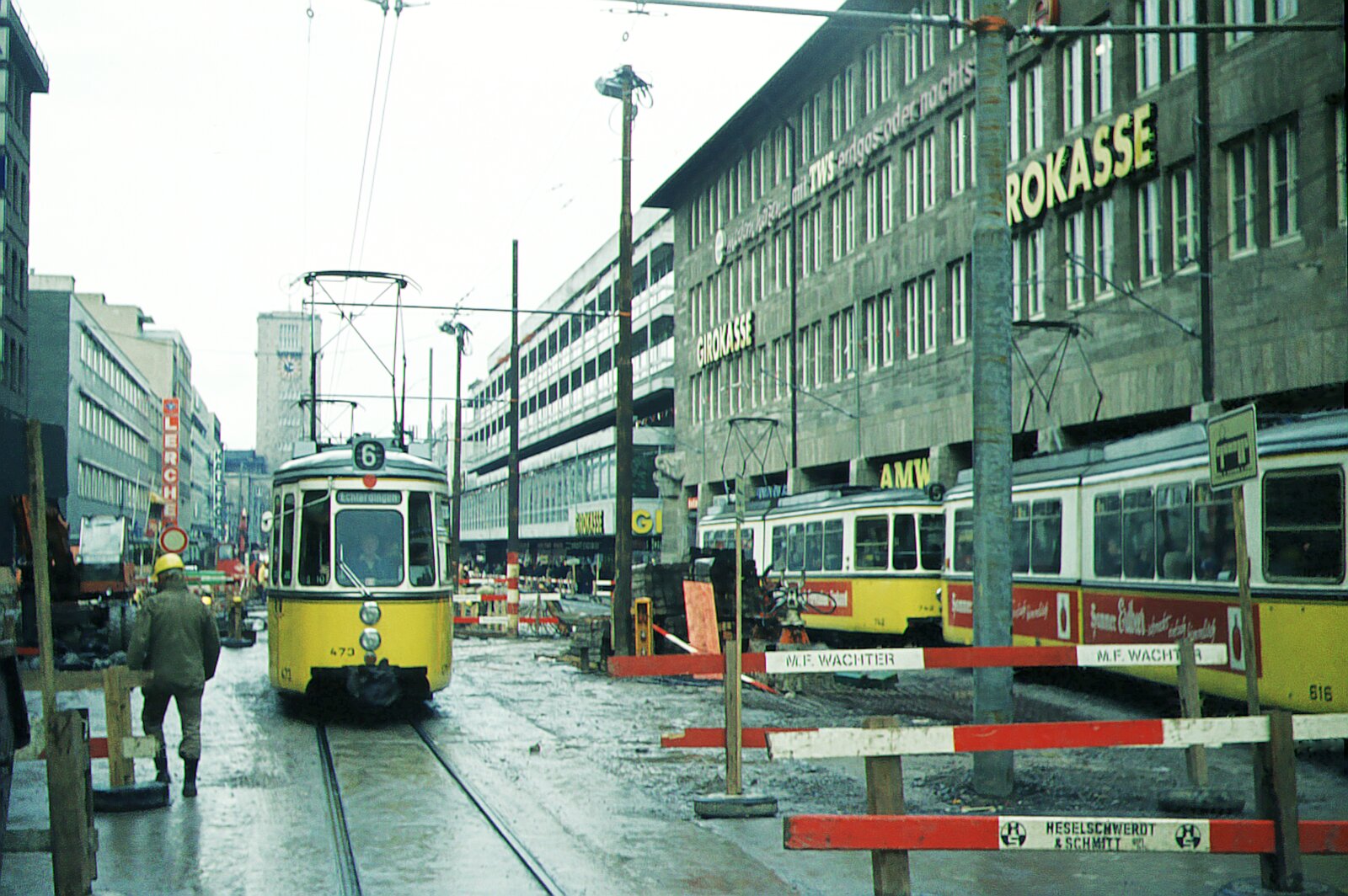 SSB Stuttgart__Gleis- und Tunnelbau__Linie 6 nach Echterdingen mit GT4 473 nach wie vor in Straßenmitte, Linie 5 mit GT4 742 und 616 , seitenverschoben, schleicht entlang der Bebauung die untere Königstr. hinunter Richtung Hauptbhf.__11-1974