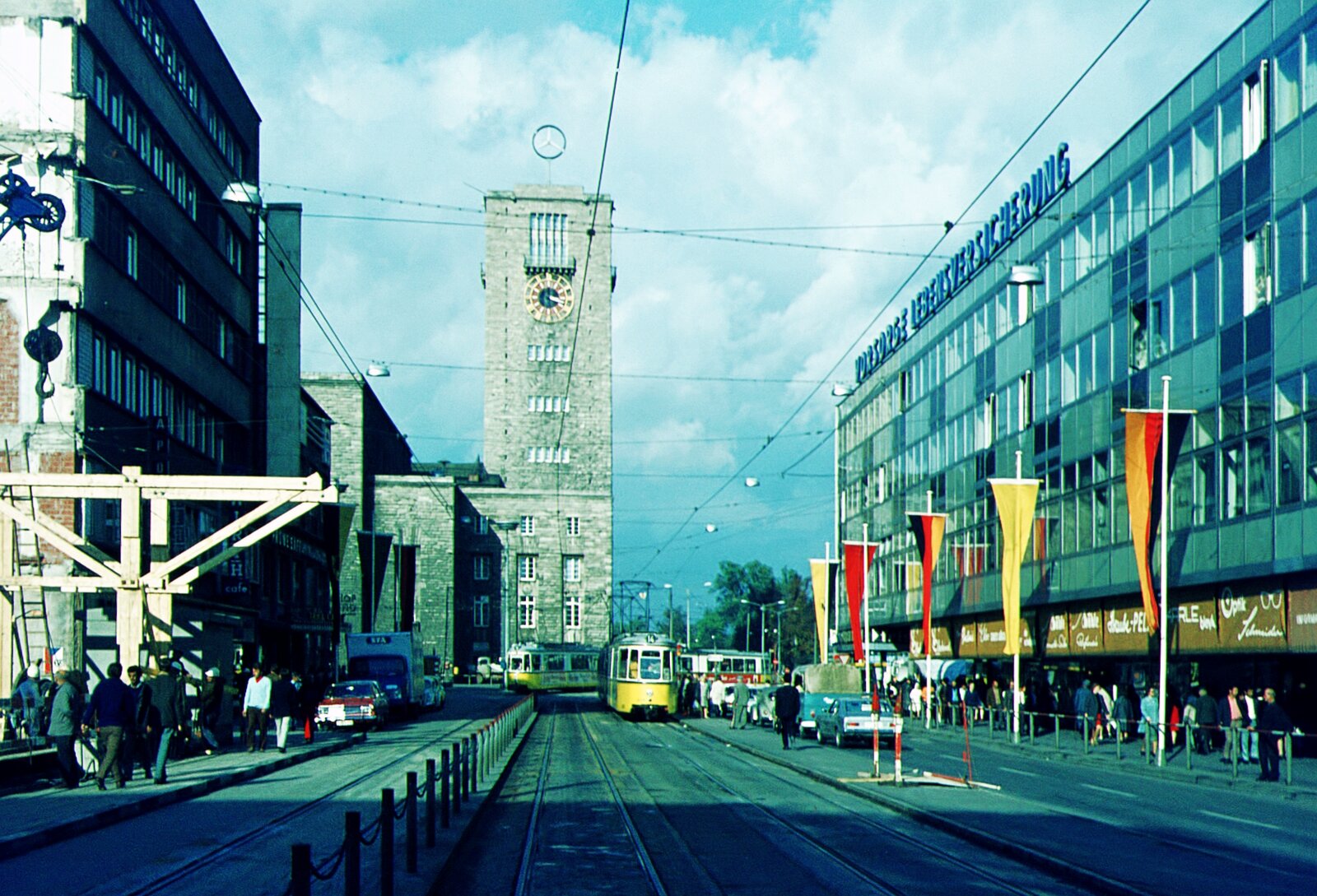 SSB Stuttgart__Gleis- und Tunnelbau__So sah die untere Königstraße vor dem U-Bahn-Tunnelbau aus. Die Straßenbahnen hatten noch drei Gleise, die Linien zur Neckarstr. hatten einen Behelfsbahnsteig bekommen, weil rechts um die Kurve im alten Haltestellenbereich bereits gebaggert wurde, aber hier (links) gab es nur die Baustelle des 'Kaufhof'.__1970