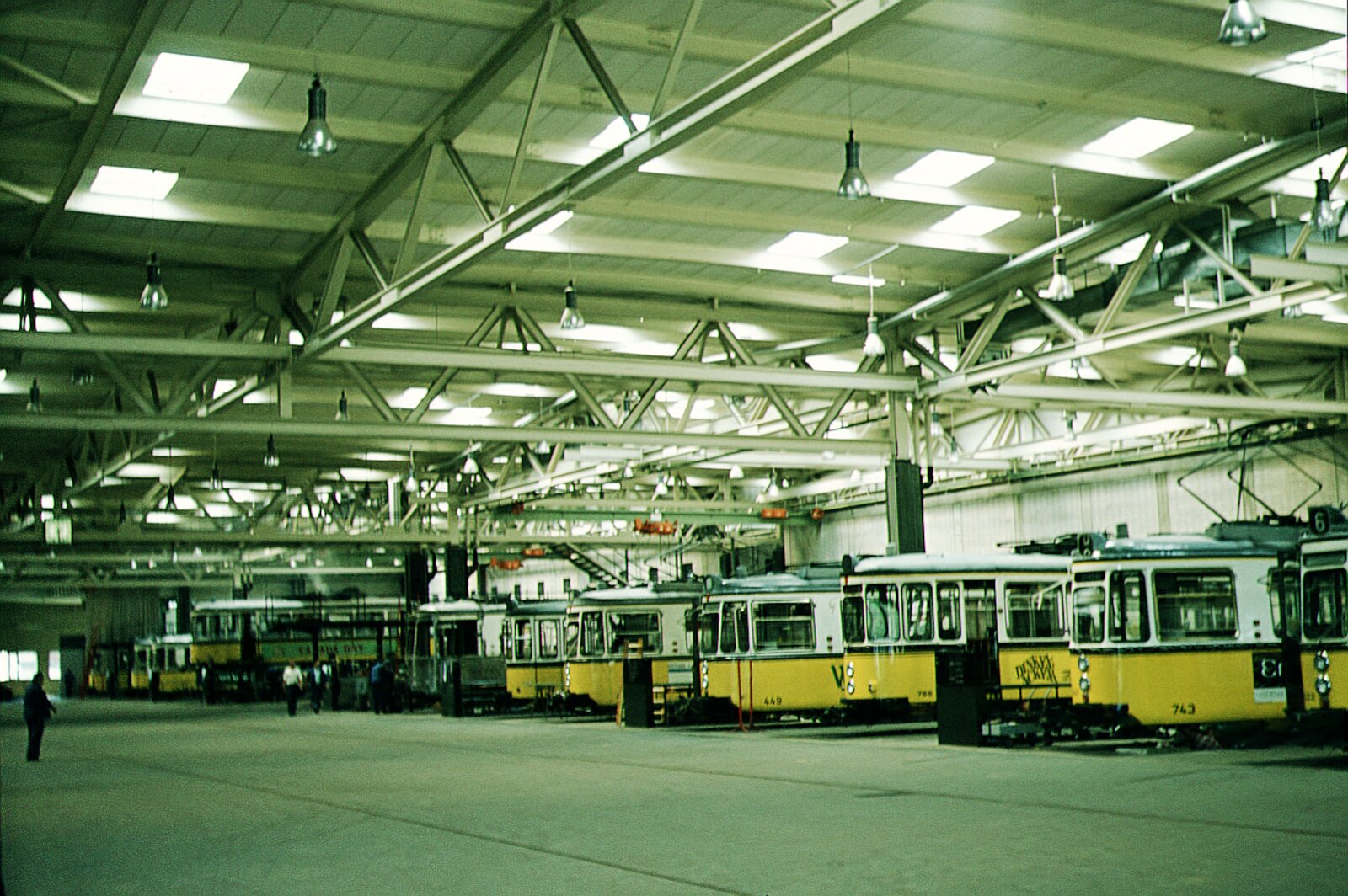 SSB Stuttgart__In der Hw in S-Möhringen. Blick durch die Halle. Noch ist es recht gemischt: GT4, T2 und B2.__07-1973