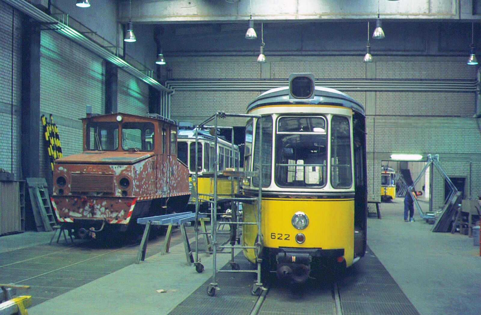 SSB Stuttgart__In der Hw in S-Möhringen.  Bunte Mischung   GT4 622, Arbeitslok und Zb-Tw 105 zur Auffrischung.__05-04-1974