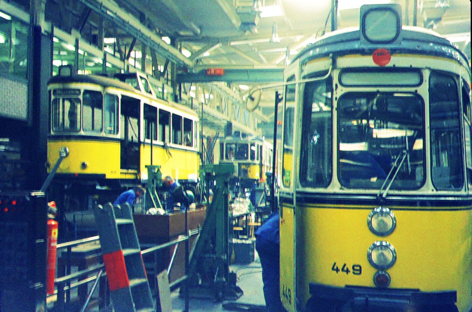 SSB Stuttgart__In der Hw in S-Möhringen. GT4 449, daneben im Umbau zum Fahrleitungsbeobachtungs-Tw 2503, später 2033, befindlicher T2 815. Im Hintergrund Zb-ZTw 101 zur Frischzellen-Kur (Modernisierung).__26-02-1975