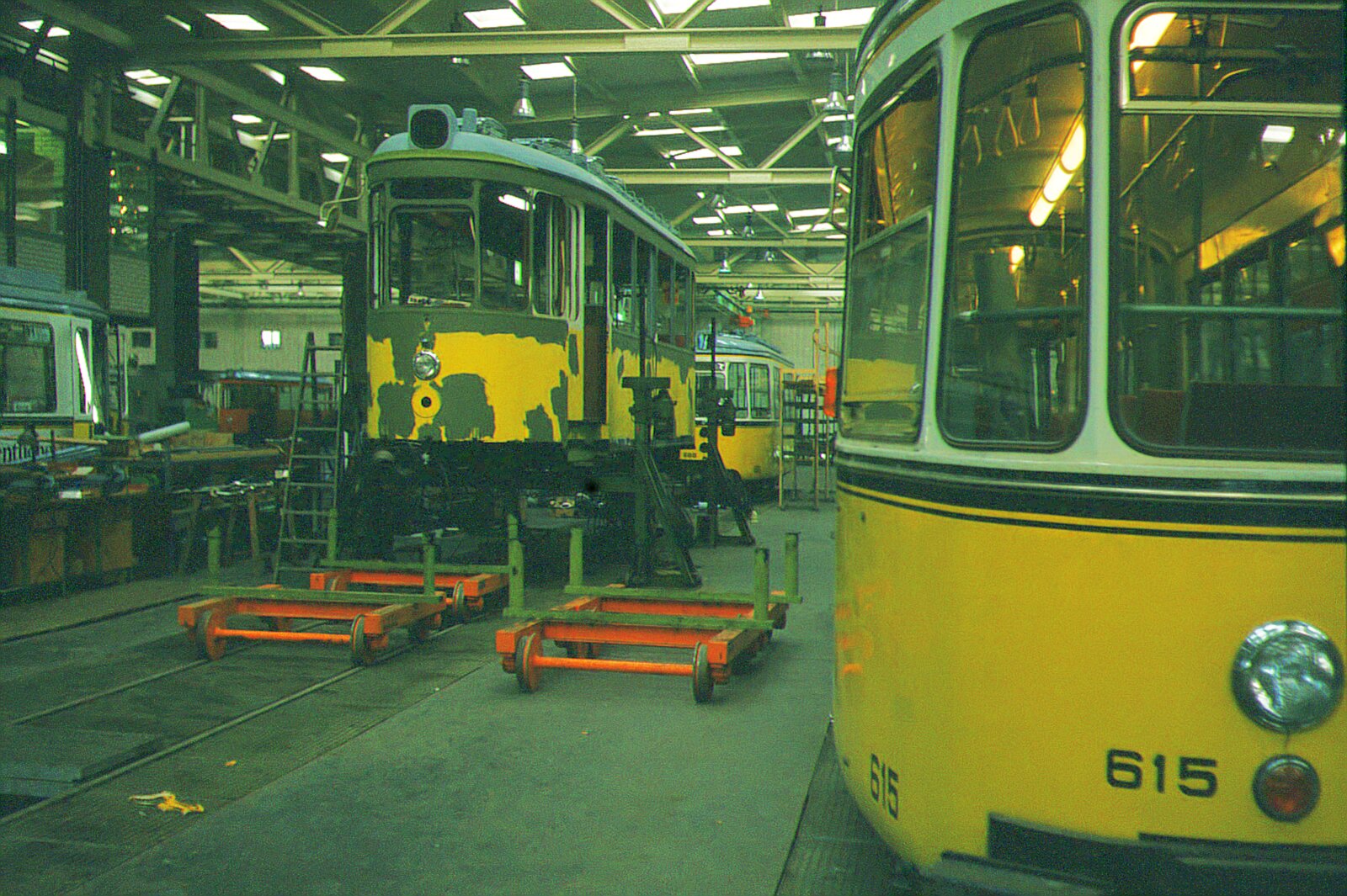 SSB Stuttgart__In der Hw in S-Möhringen. GT4 615 sowie ein zum Umbau vorbereiteter T2. Vermutlich 822, späterer Schleifwagen 2002.__01-1974