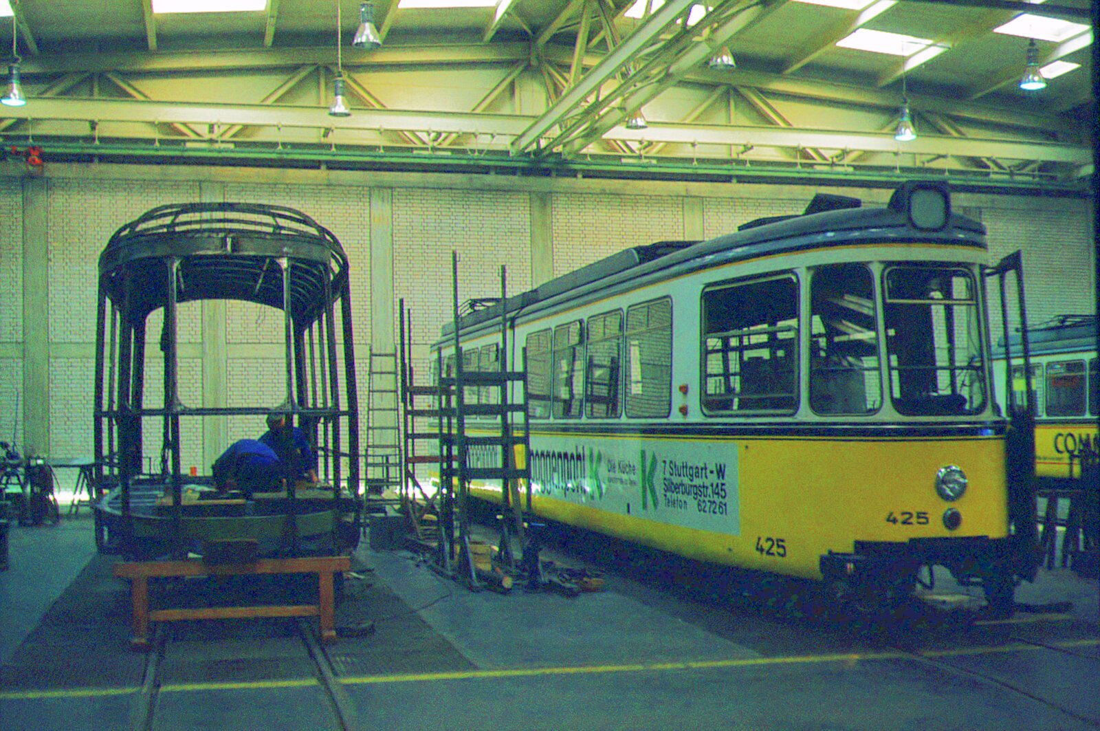 SSB Stuttgart__In der Hw in S-Möhringen. GT4 425 und daneben... ein Fahrzeug-Skelett.__01-1974