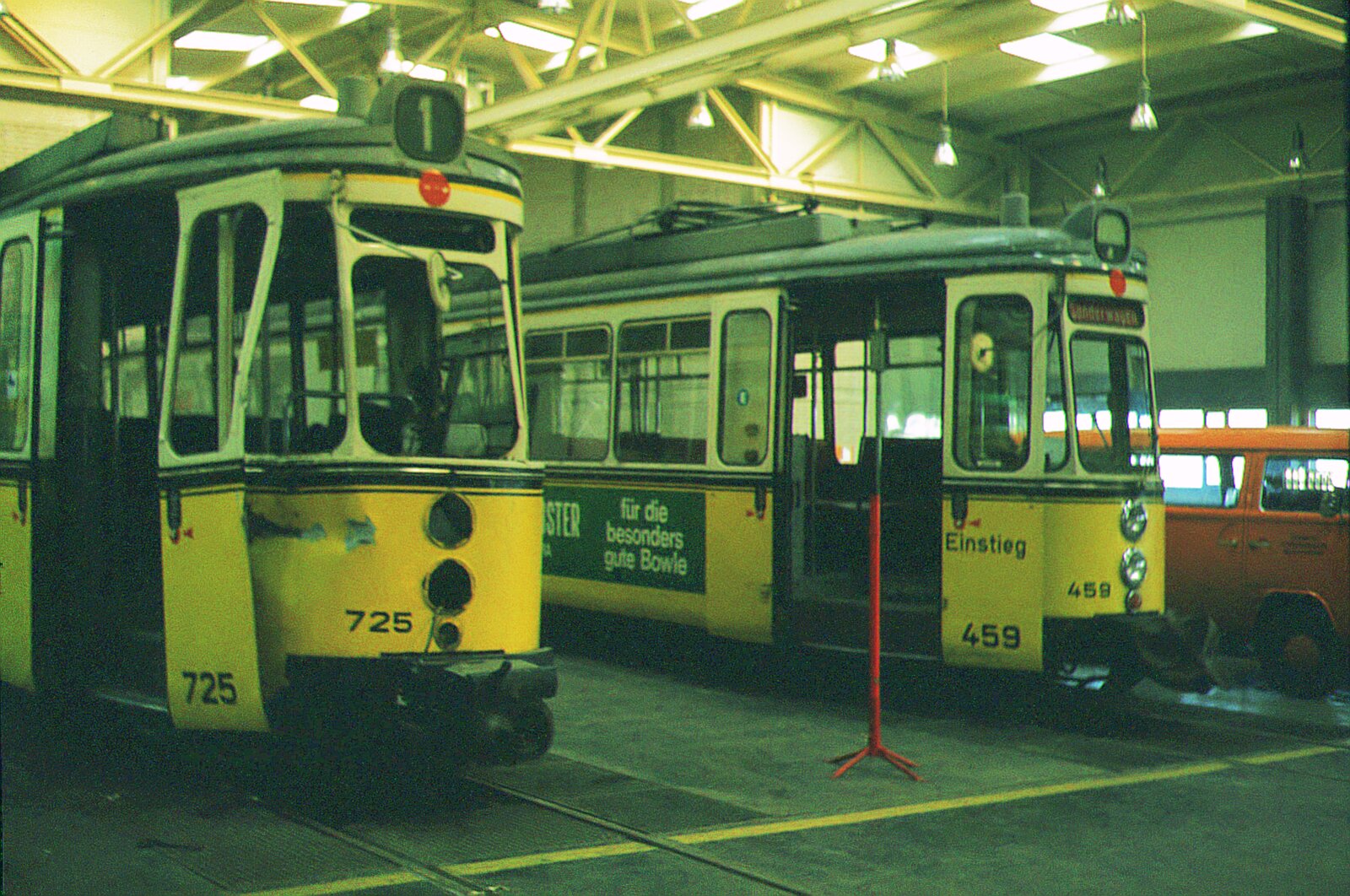 SSB Stuttgart__In der Hw in S-Möhringen. GT4 725 hats wohl im Straßenverkehr an der typischen Stelle erwischt. __01-1974