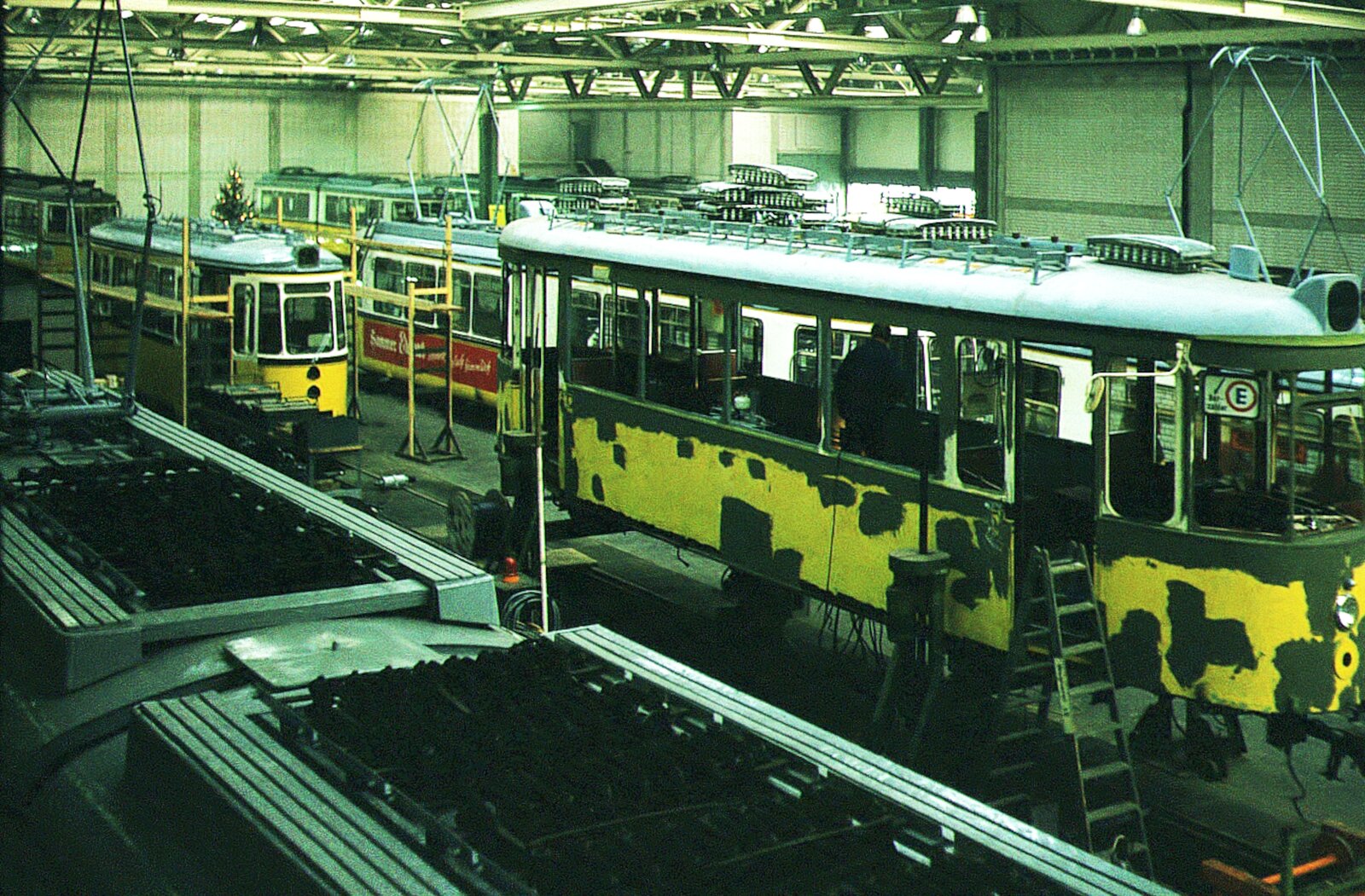 SSB Stuttgart__In der Hw in S-Möhringen. Zum Umbau vorbereiteter T2. Vermutlich 822, späterer Schleifwagen 2002.__01-1974